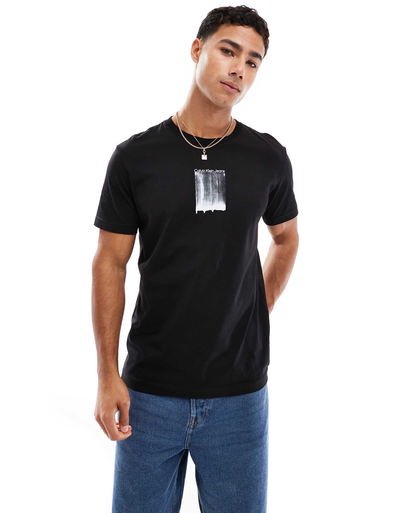 Черная футболка с графическим рисунком Calvin Klein Jeans brush stroke 5890₽