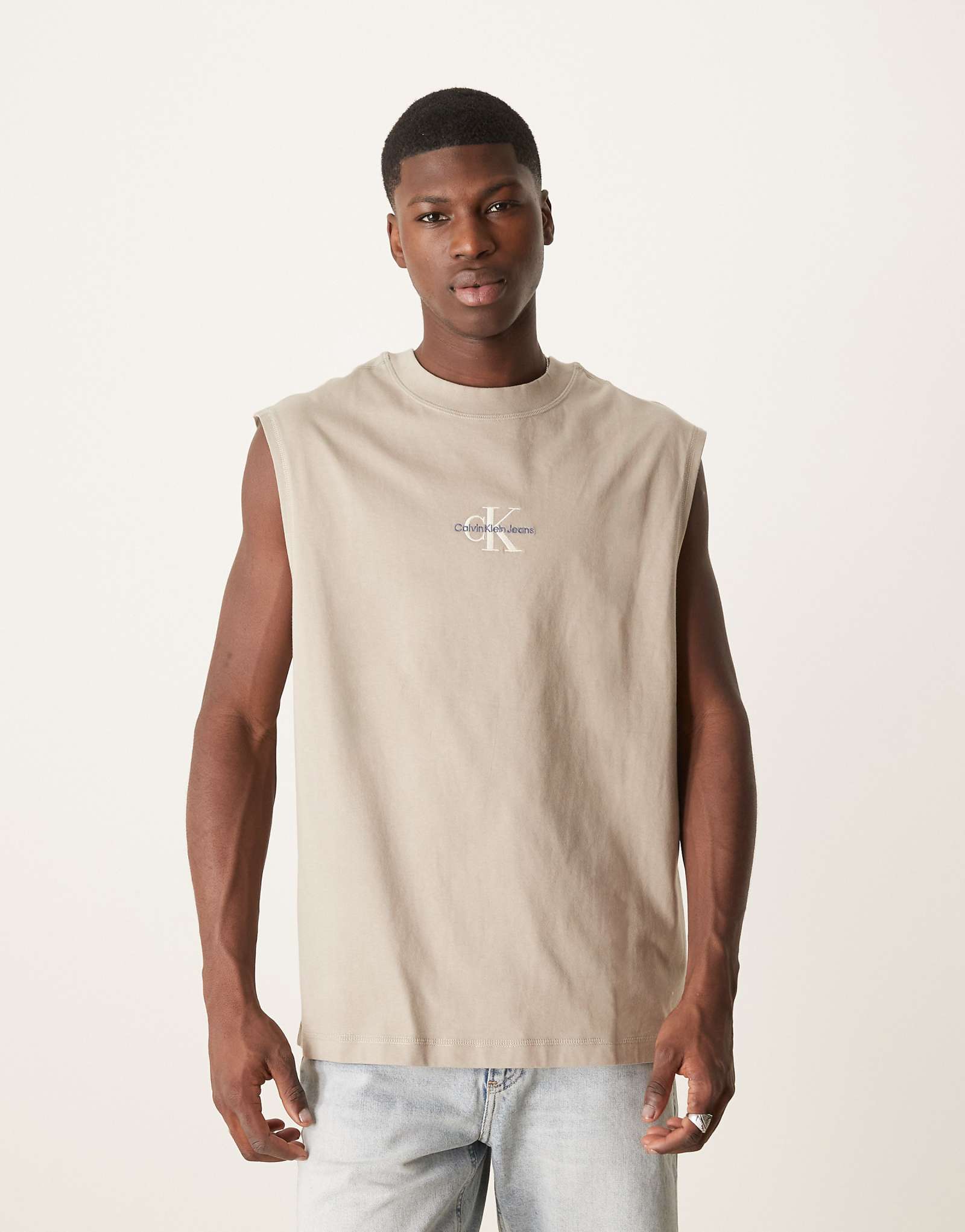 Джинсовая майка Calvin Klein Jeans monologo на бретелях из камня 6690₽