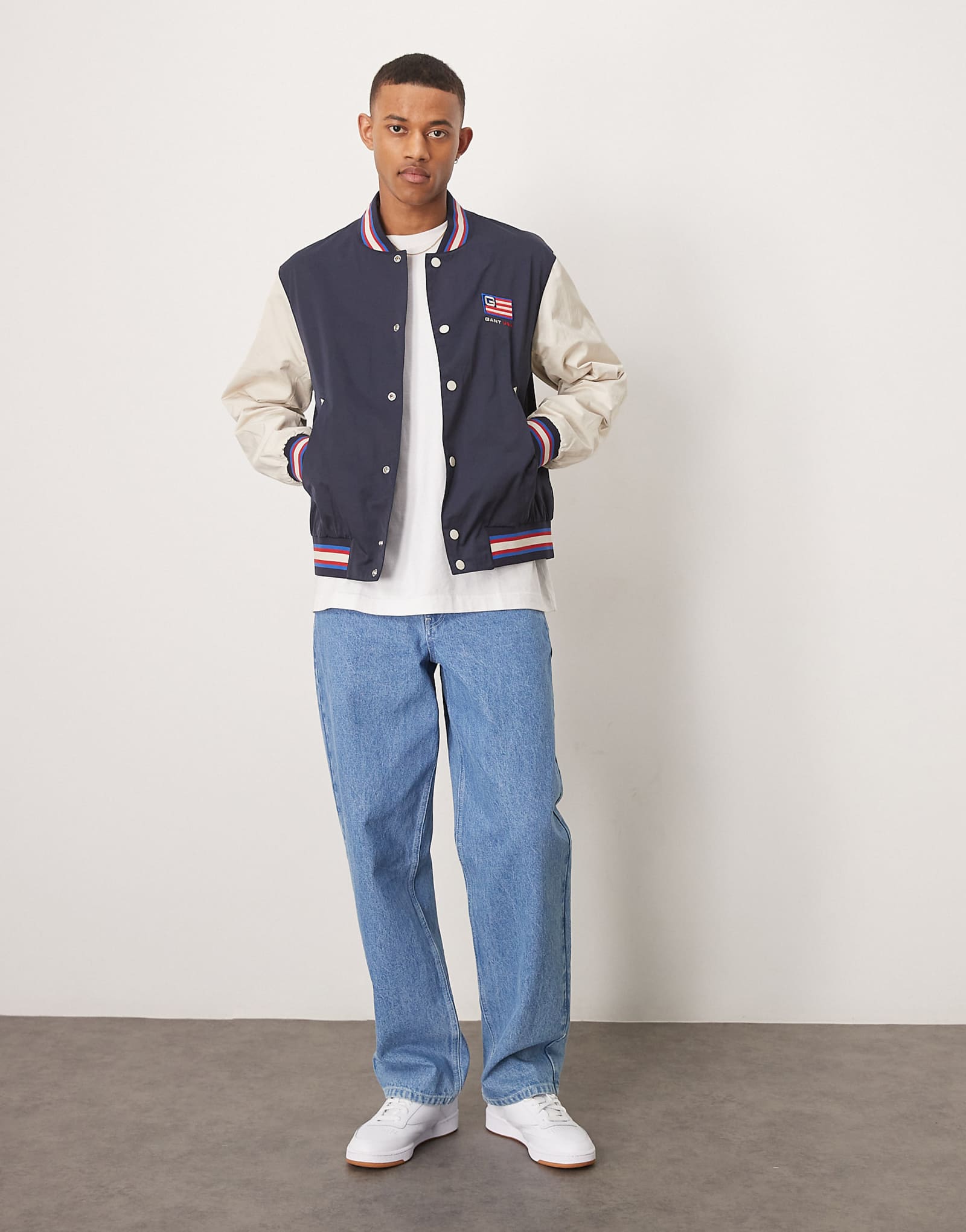 Школьная куртка GANT с логотипом флага США и аппликацией на спине темно-синего цвета 42690₽