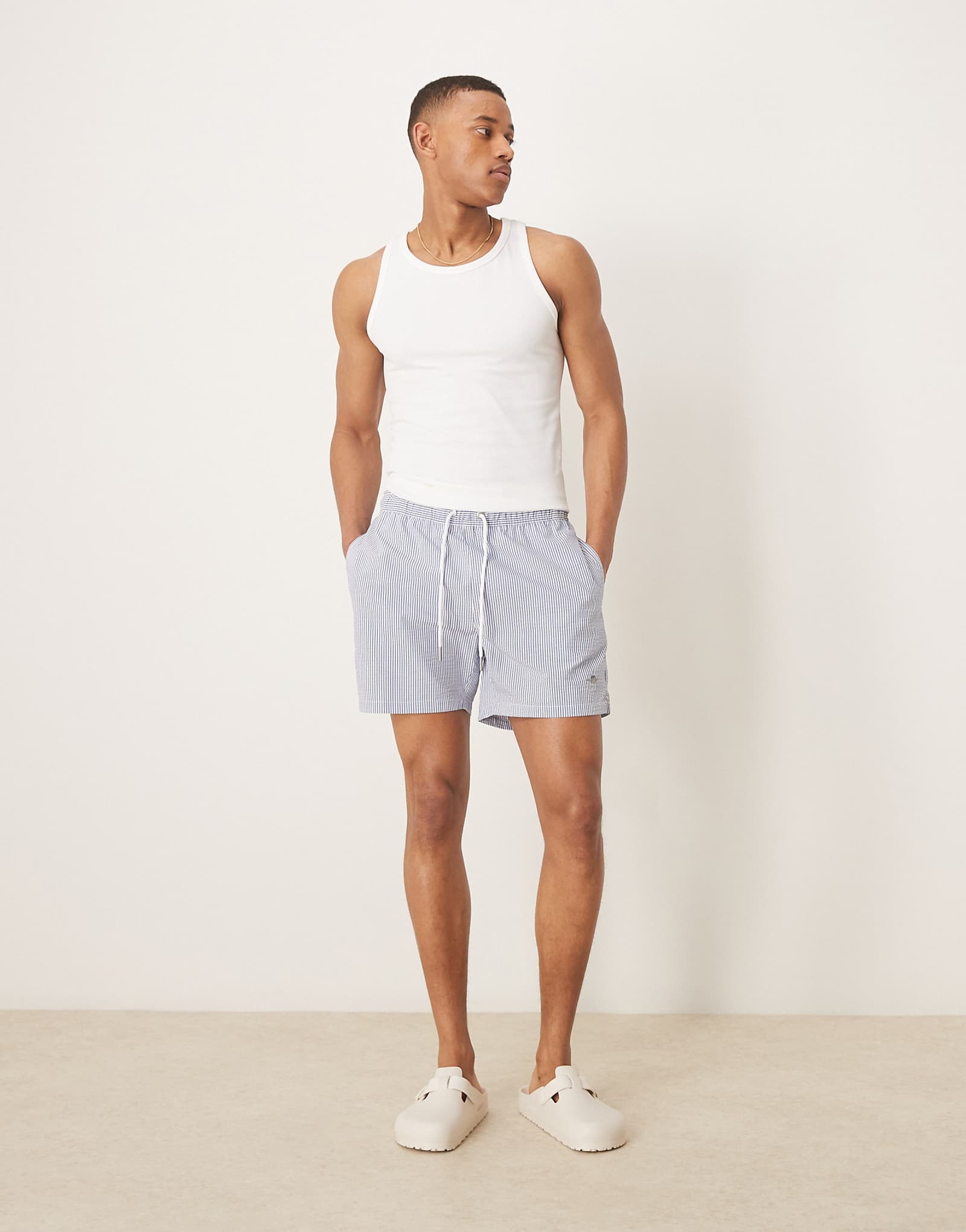 Плавательные шорты GANT shield с логотипом seersucker в синюю полоску