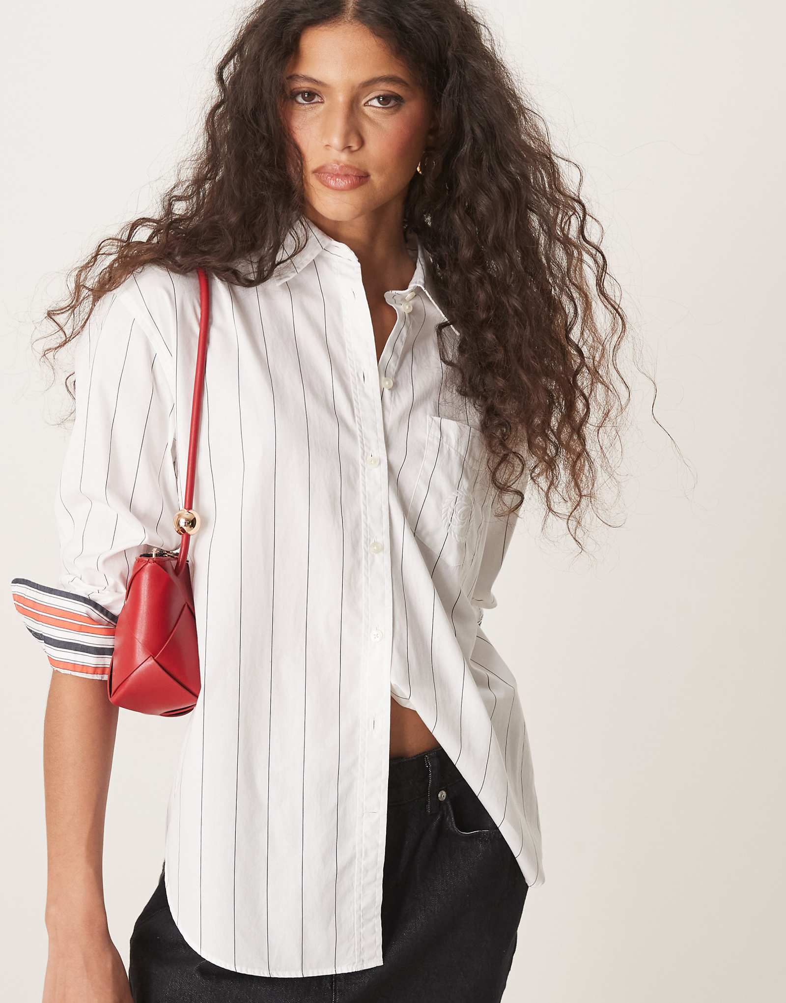 Белая рубашка в полоску с логотипом Gant свободного кроя 27490₽