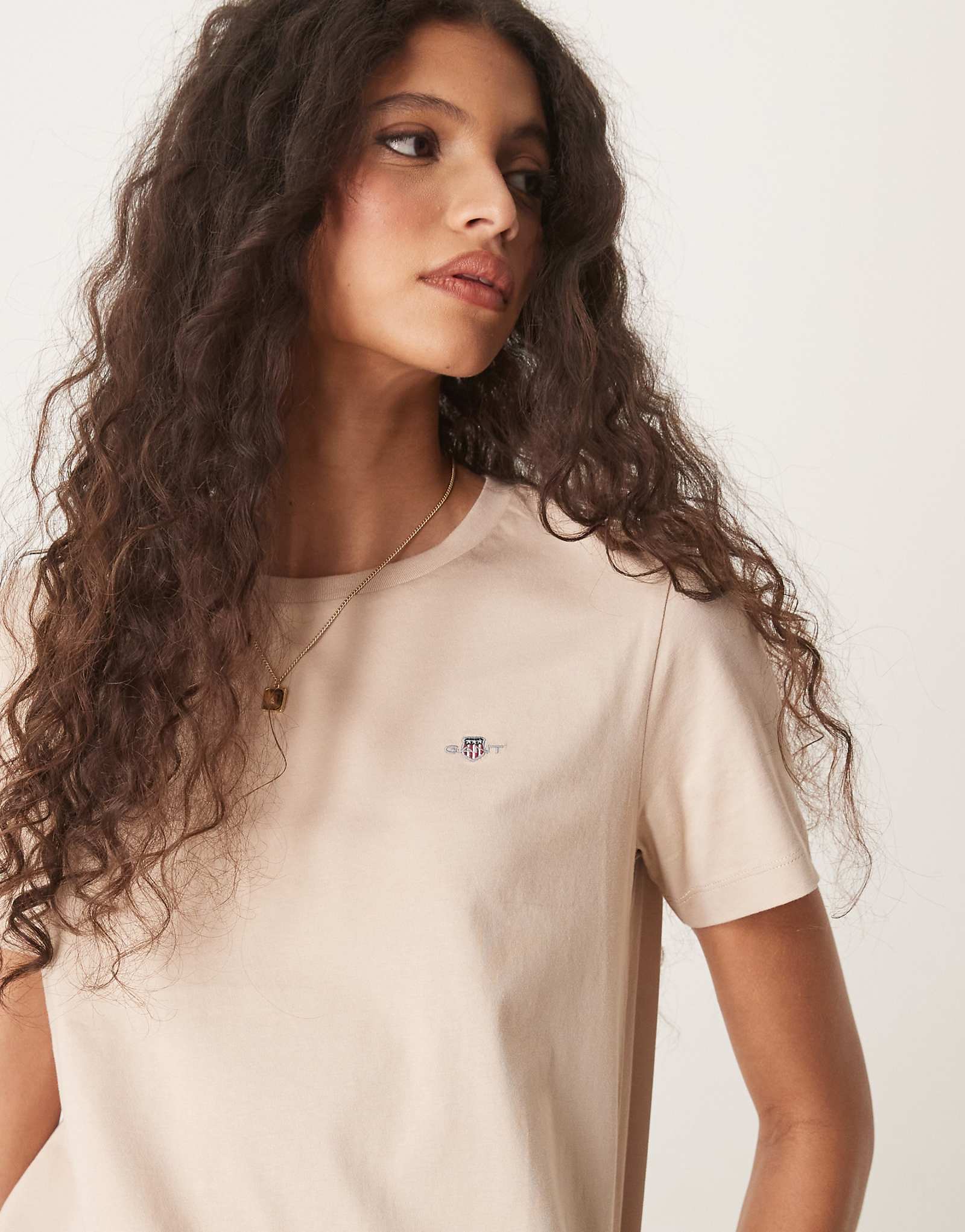 Футболка Gant regular fit с логотипом shield песочного цвета 12290₽