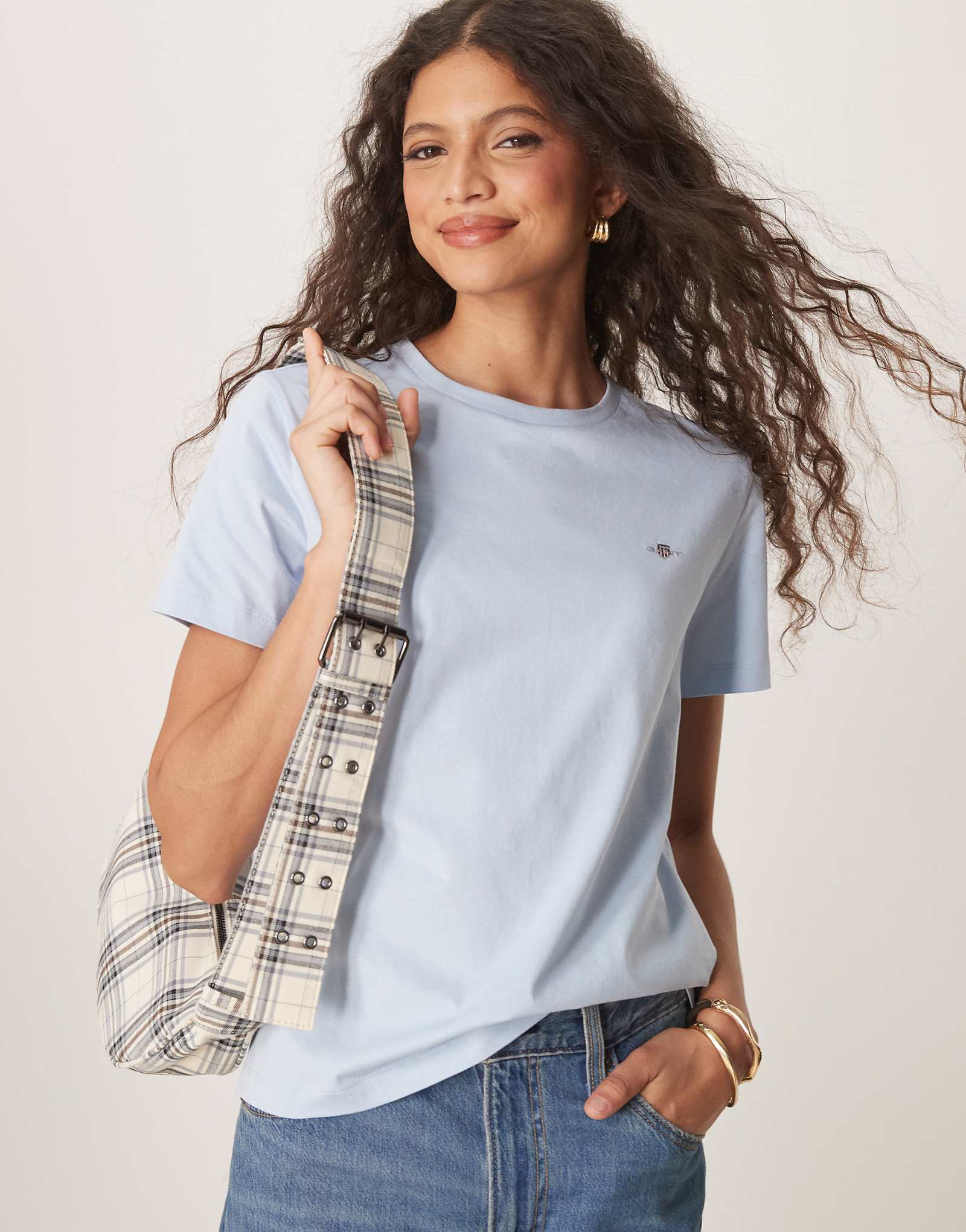 Футболка Gant regular fit с логотипом shield светло-голубого цвета 12290₽