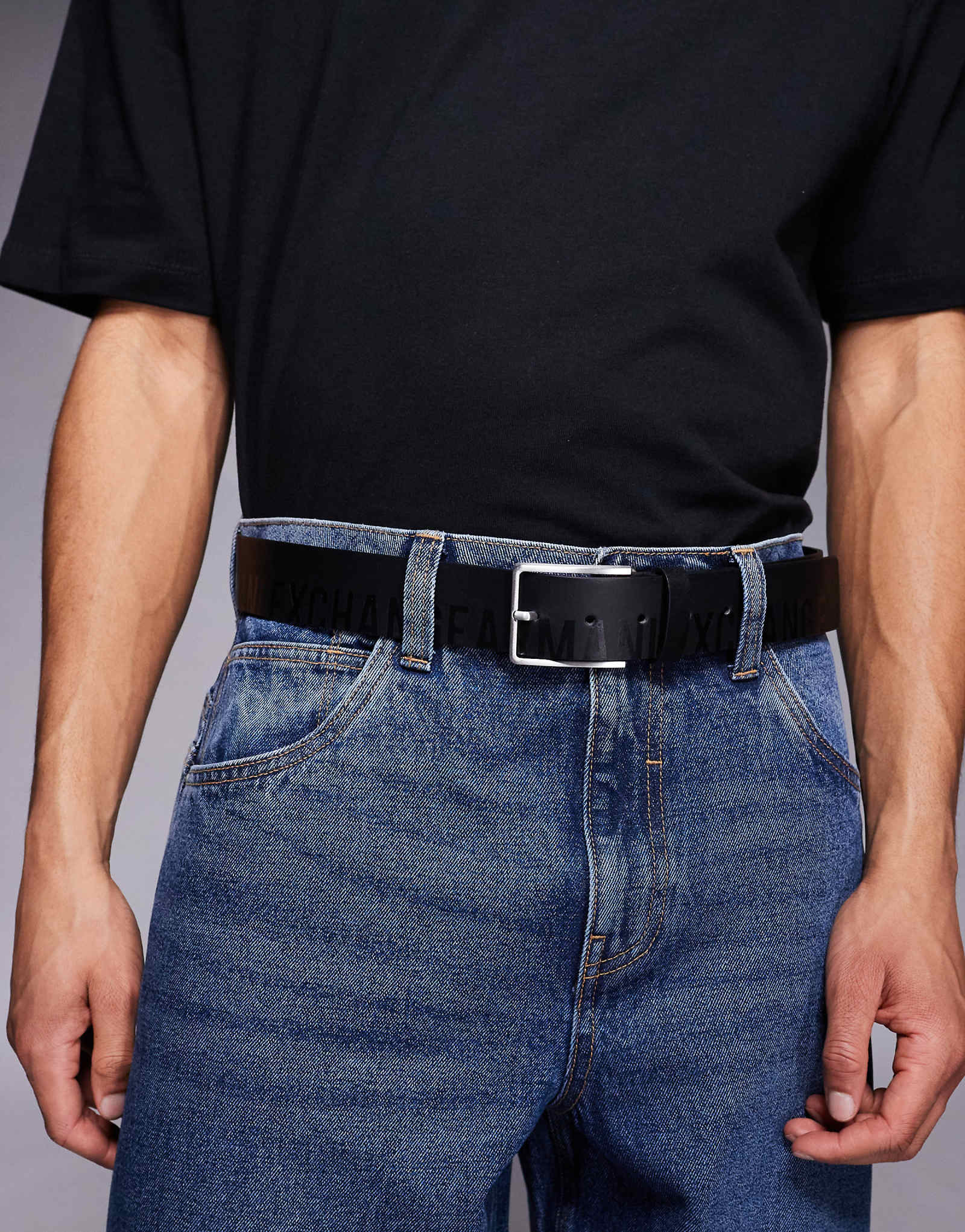 Кожаный ремень с логотипом Armani Exchange черного цвета 7690₽