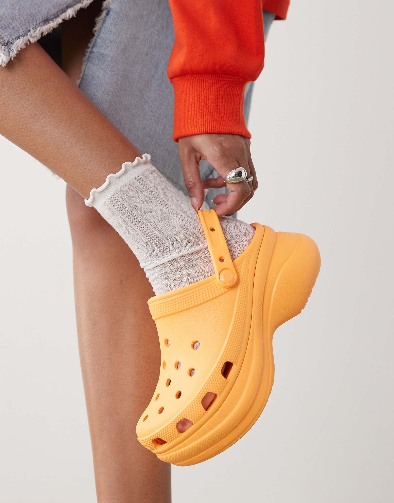 Сабо Crocs Bae в оранжевом цвете 7890₽