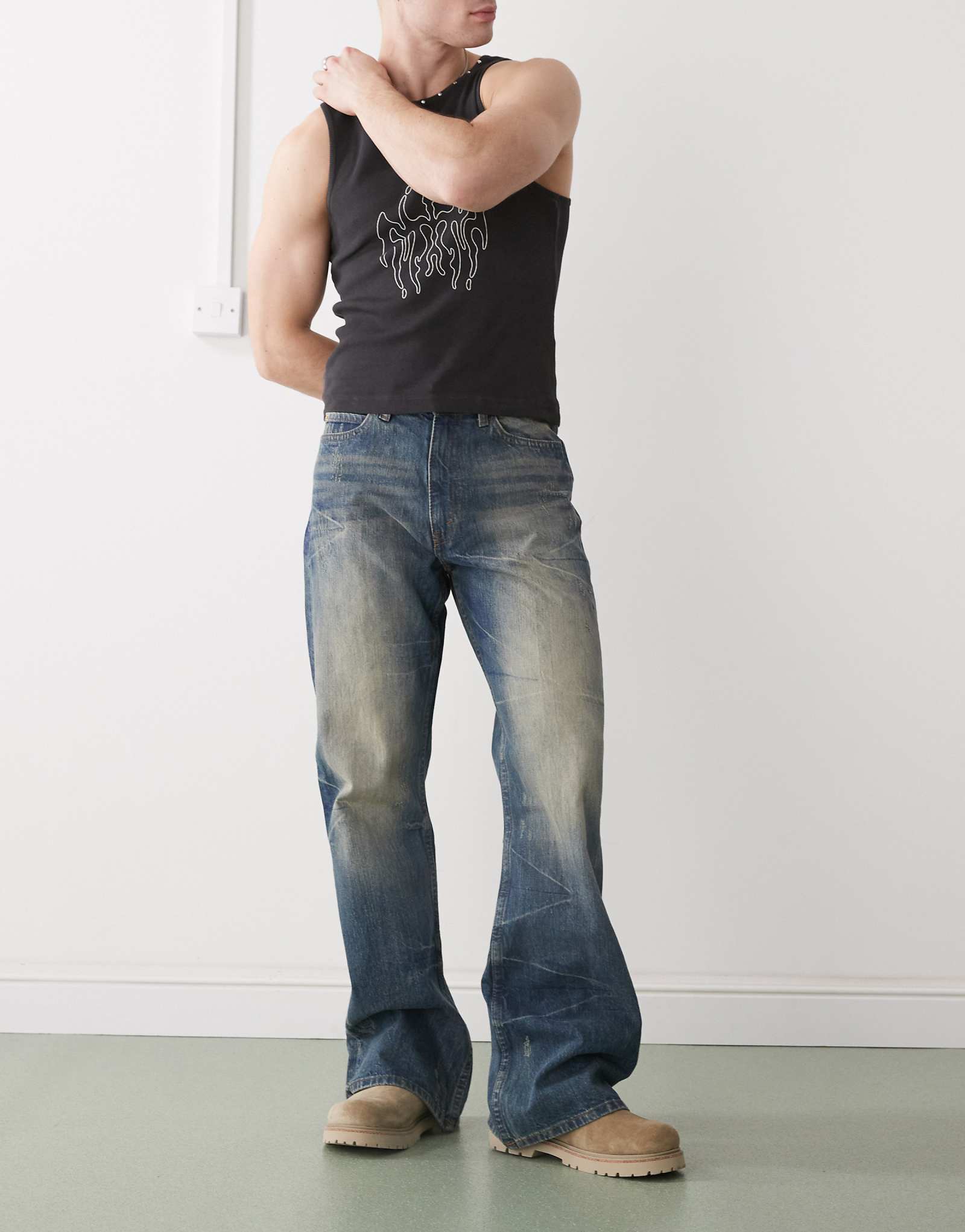 Дешевые джинсы Monday Boo Bootleg с жестким разрезом синего цвета застиранные с выцветшей отделкой 10090₽