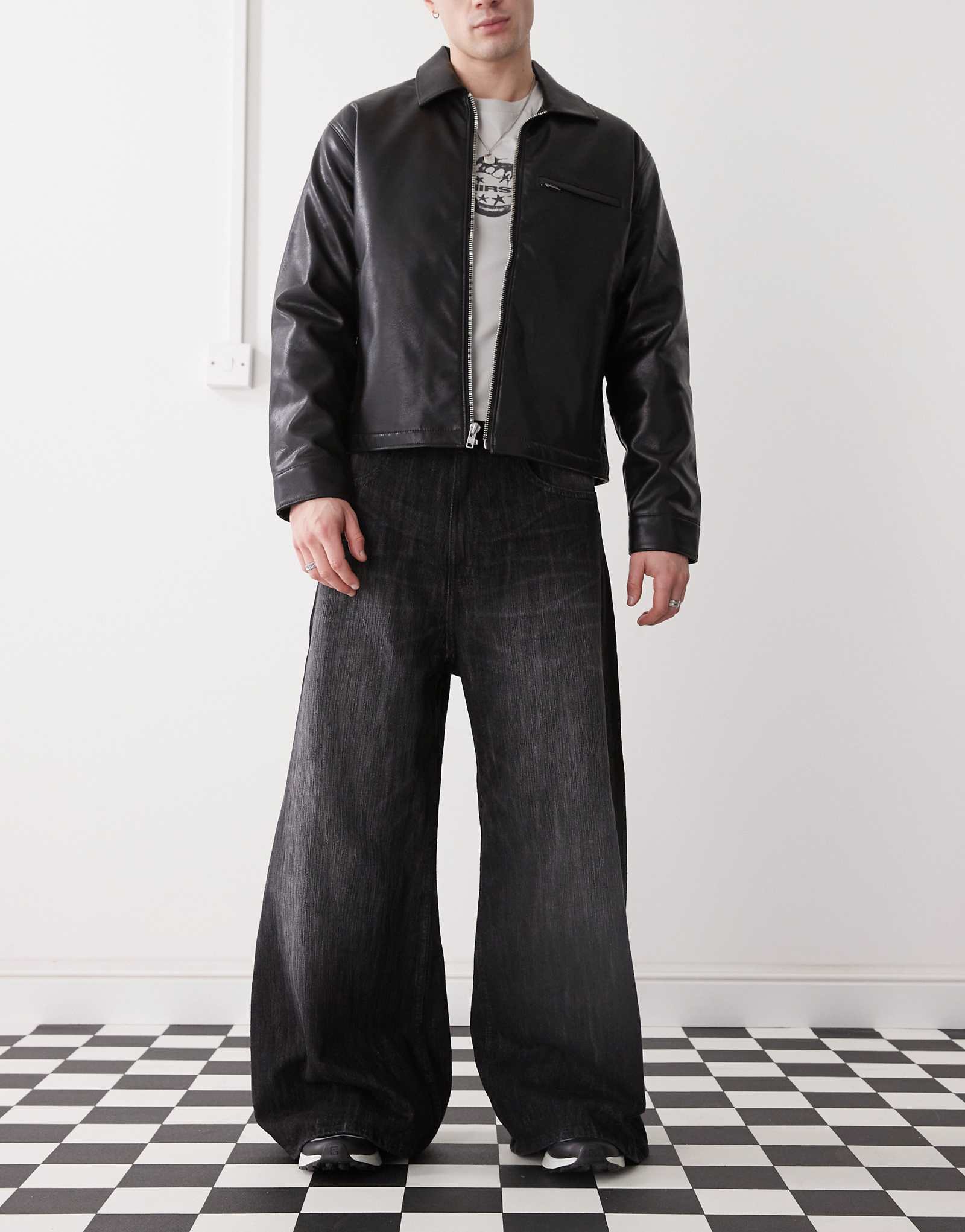 Дешевые облегающие джинсы Monday Rad с супер широкими штанинами черные с полосками от стирки 10690₽