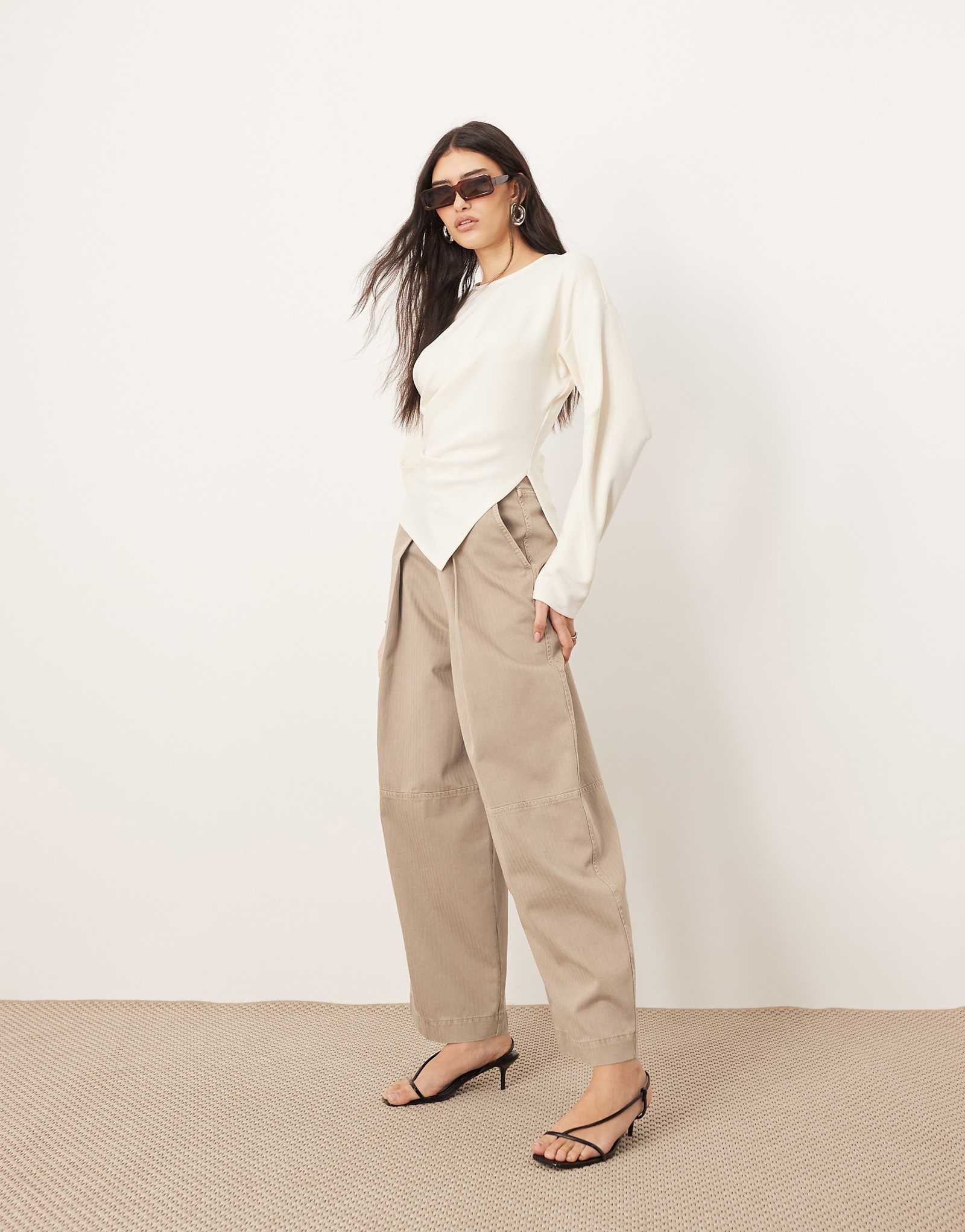 НАДЕНЬТЕ повседневные саржевые брюки-бочонки Remi цвета мокко 22290₽