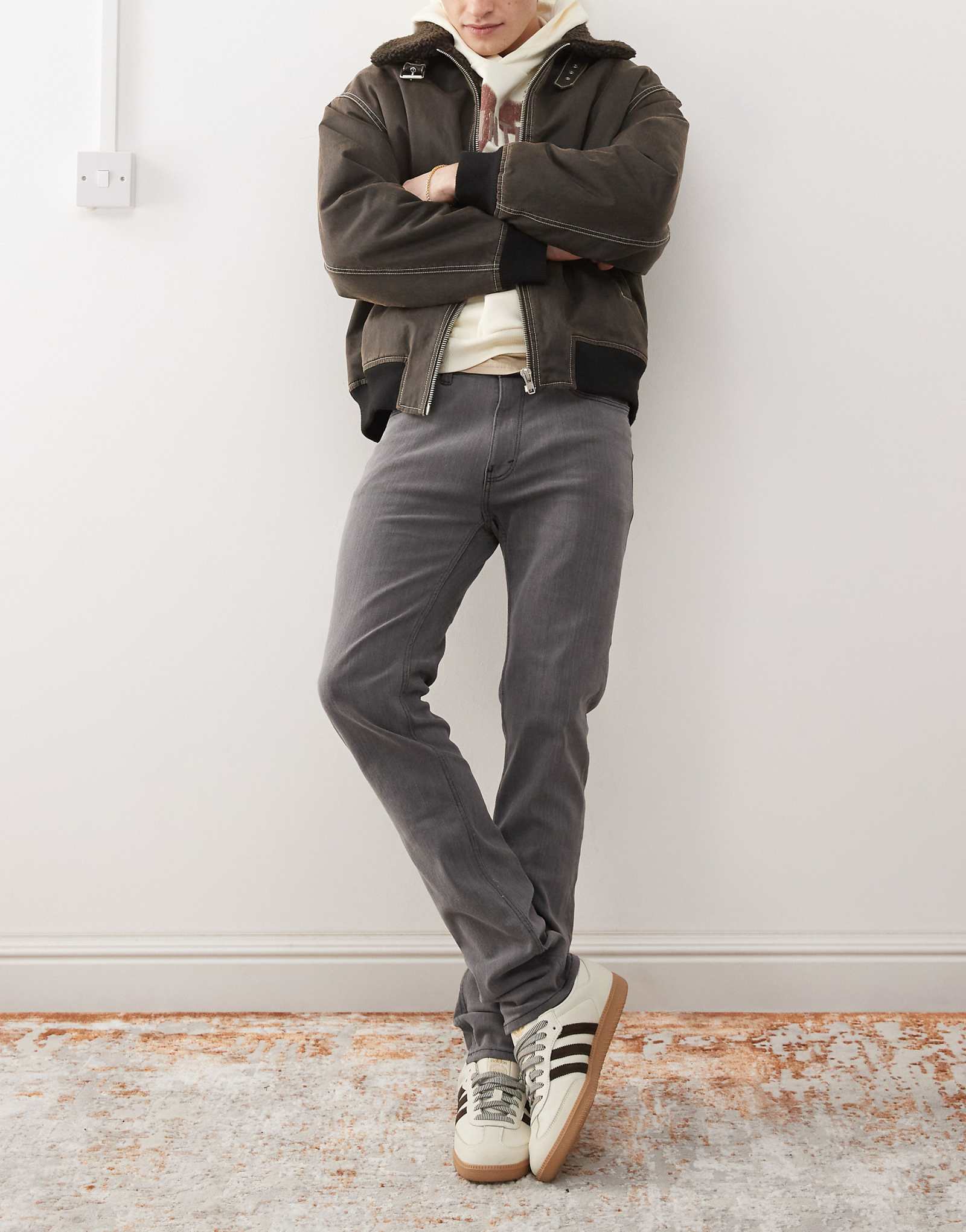 Дешевые джинсы-скинни Monday Sleeze super stretch серого цвета постиранные 6190₽