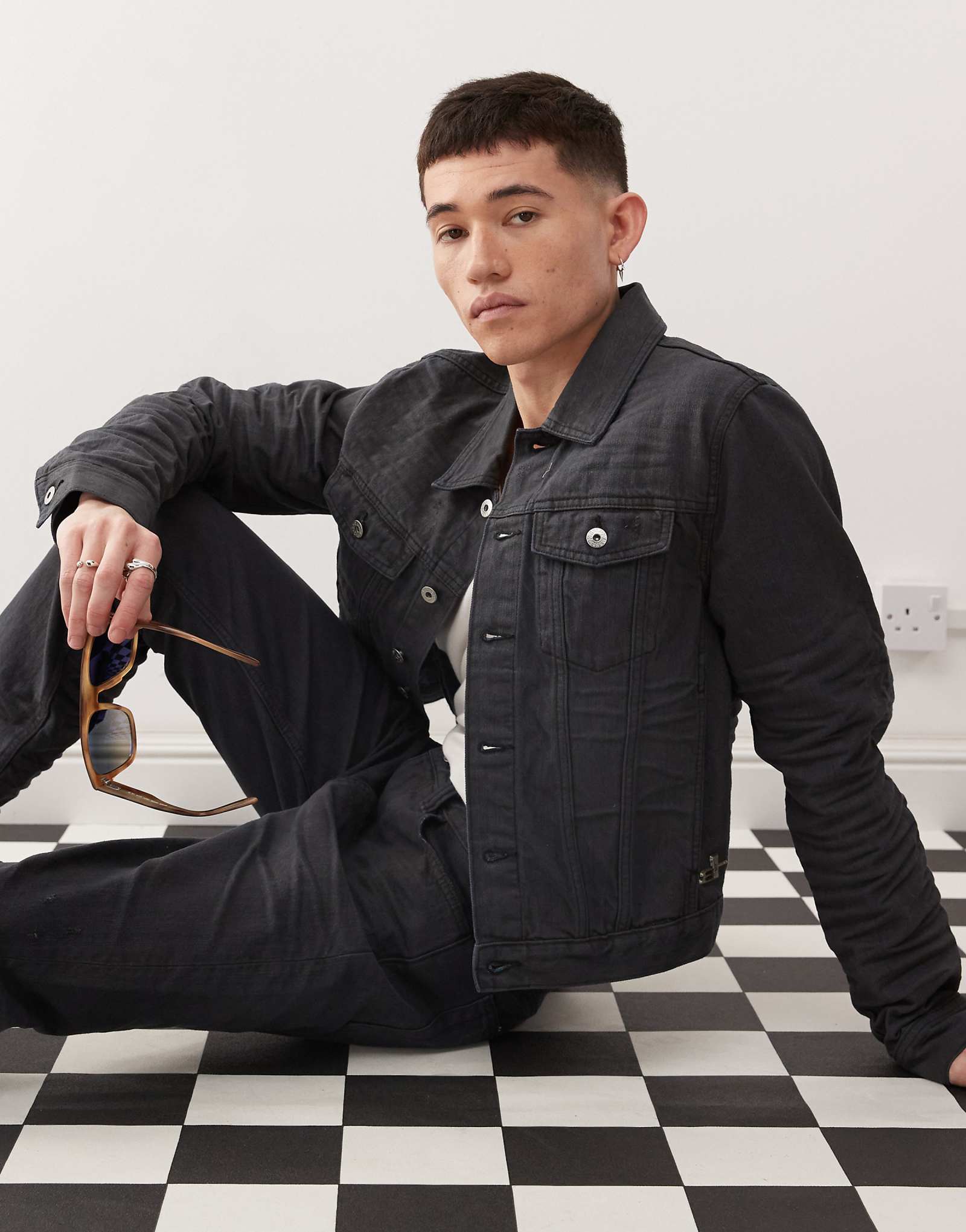 Дешевая джинсовая куртка Monday x Landon Barker Issue с покрытием черного цвета 9390₽