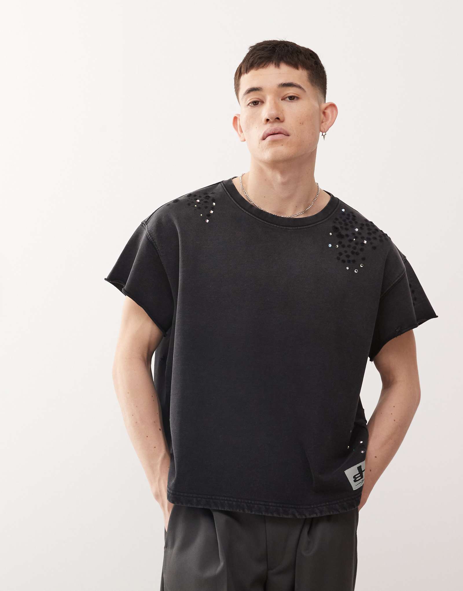 Дешевая облегающая футболка Monday x Landon Barker черного цвета с украшением Swarovski