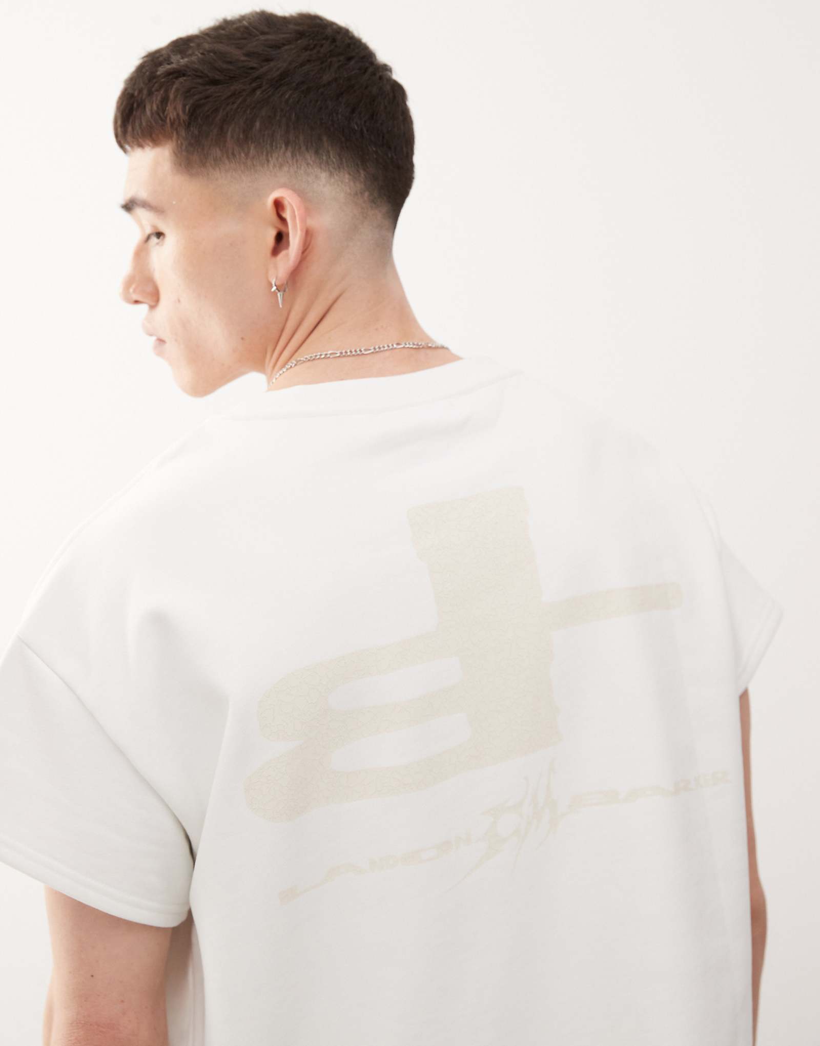 Дешевая облегающая футболка Monday x Landon Barker с принтом сзади белого цвета