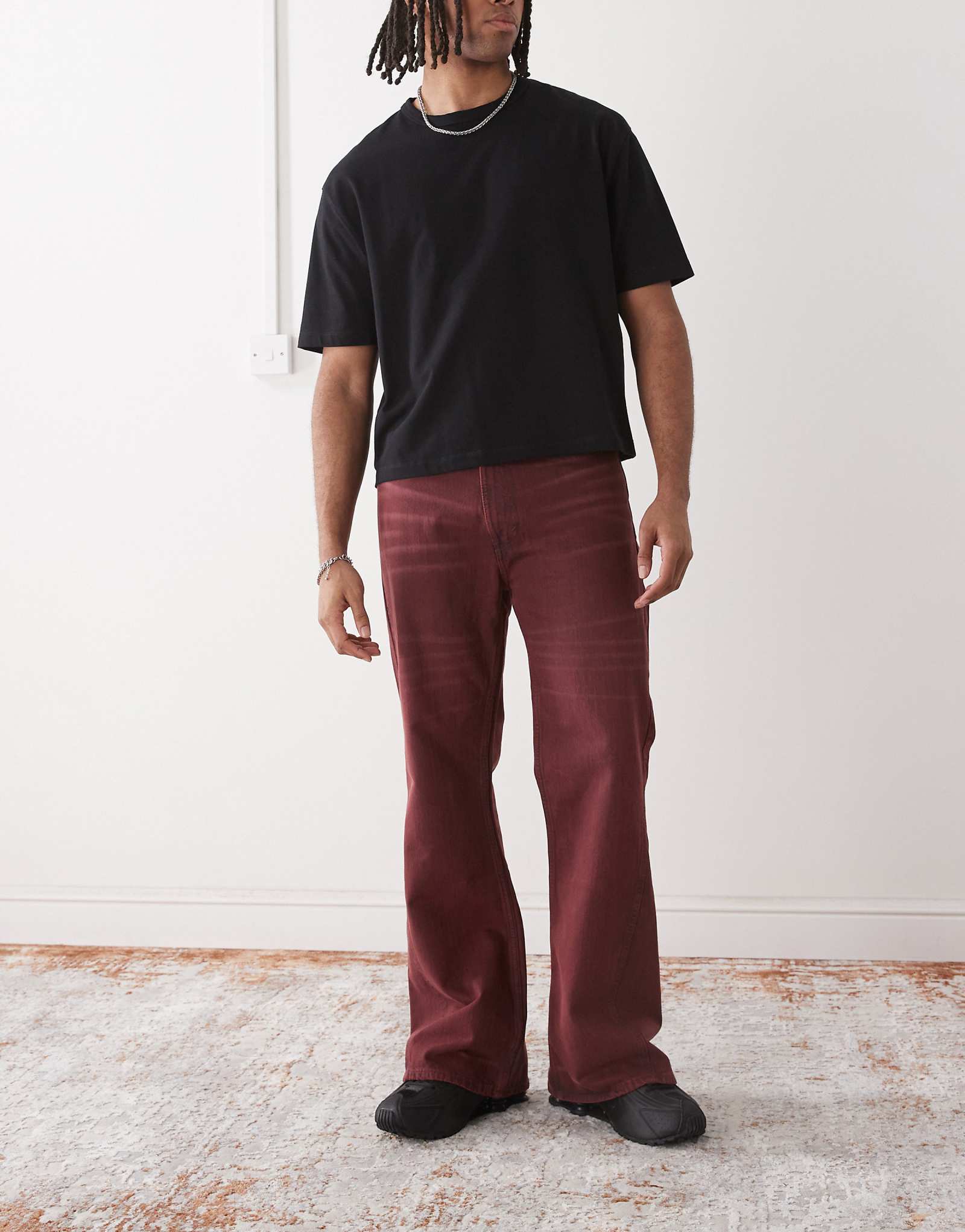 Дешевые джинсы Monday x Landon Barker Boo в бордовой стирке 8090₽