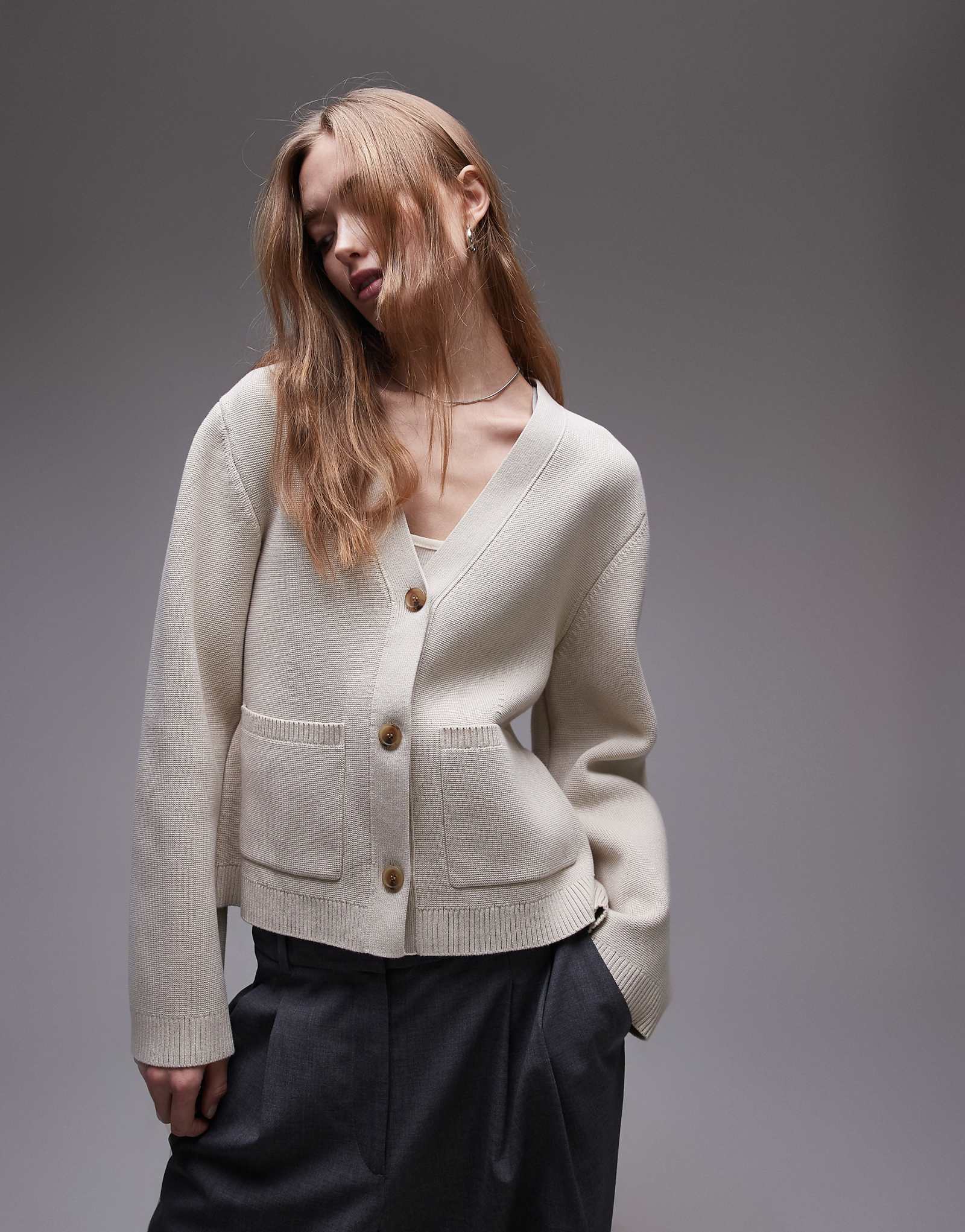 Компактный кардиган из миланского трикотажа ARKET с карманами бежевого цвета 27590₽