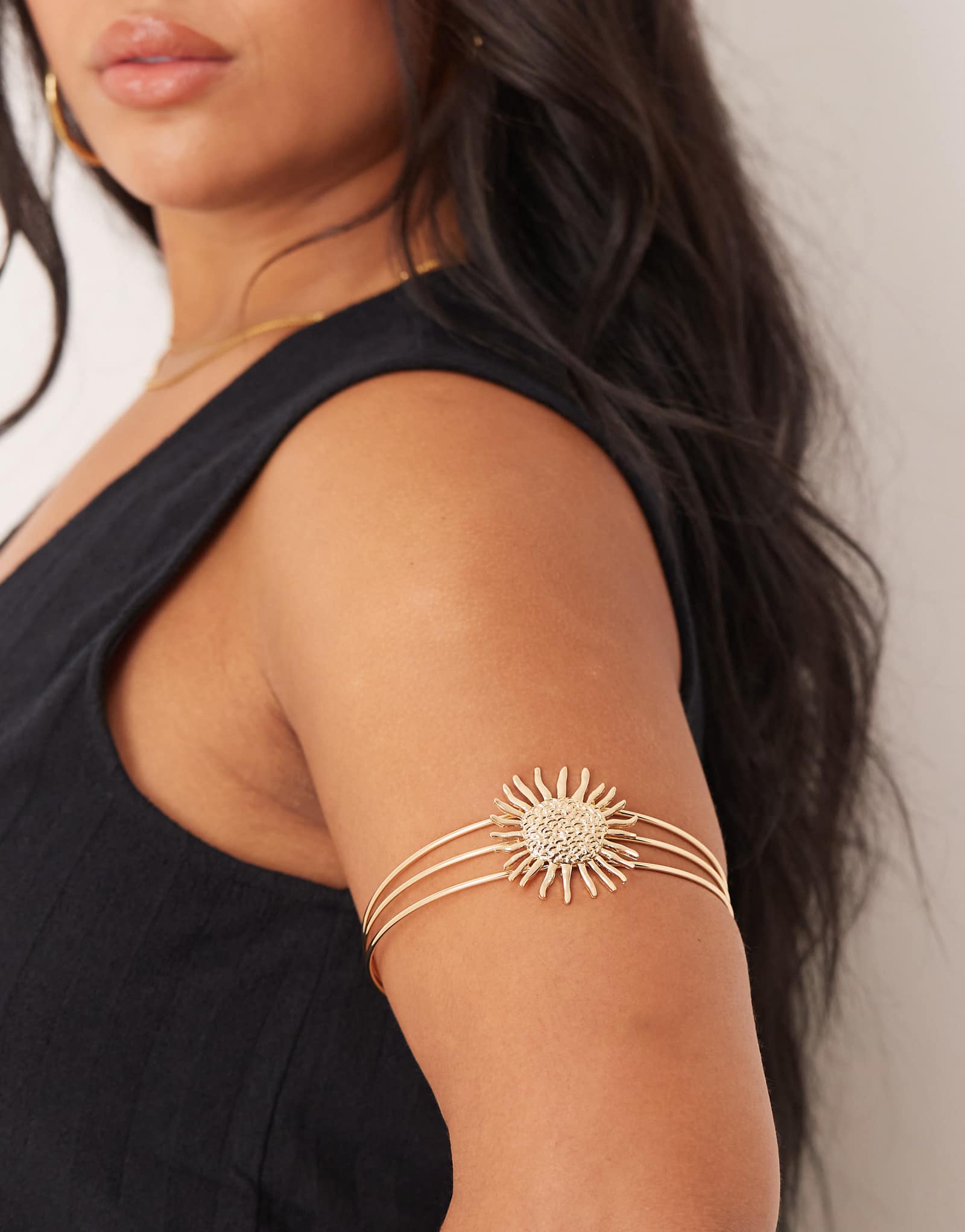 МАНЖЕТА ASOS DESIGN c изогнутой рукой с солнечным узором золотого оттенка 4290₽