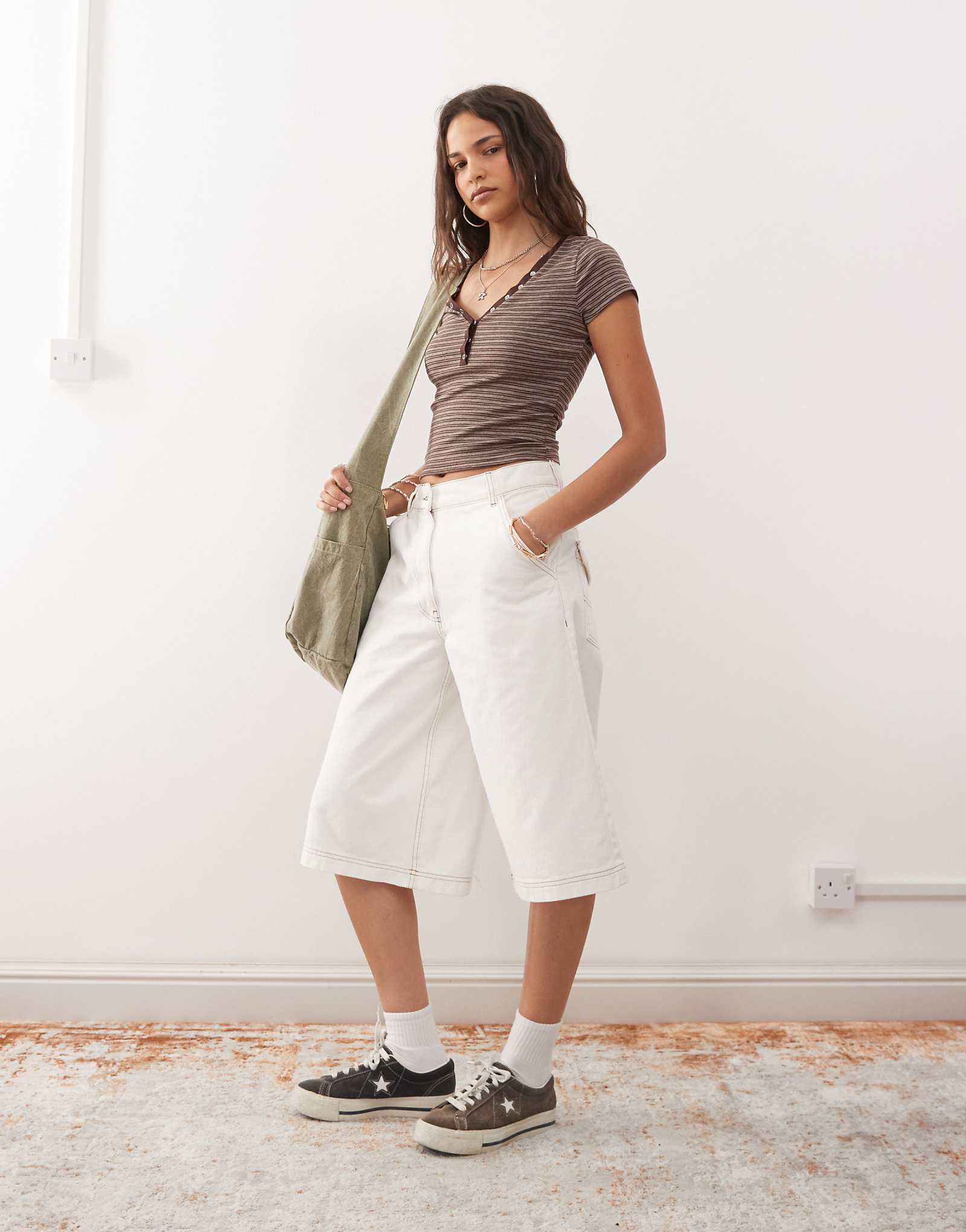 СГОВОР с низкими мешковатыми брюками бежевого цвета 9790₽