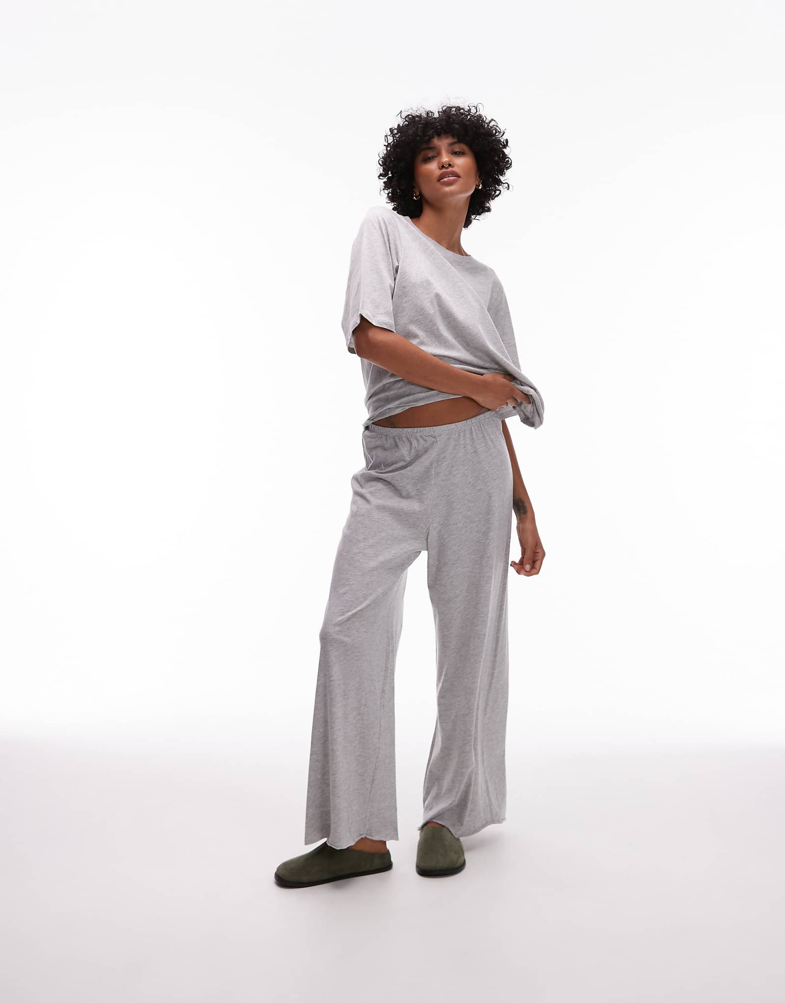 Хлопчатобумажные пижамные брюки ARKET mix and match вересково-серого цвета 5390₽