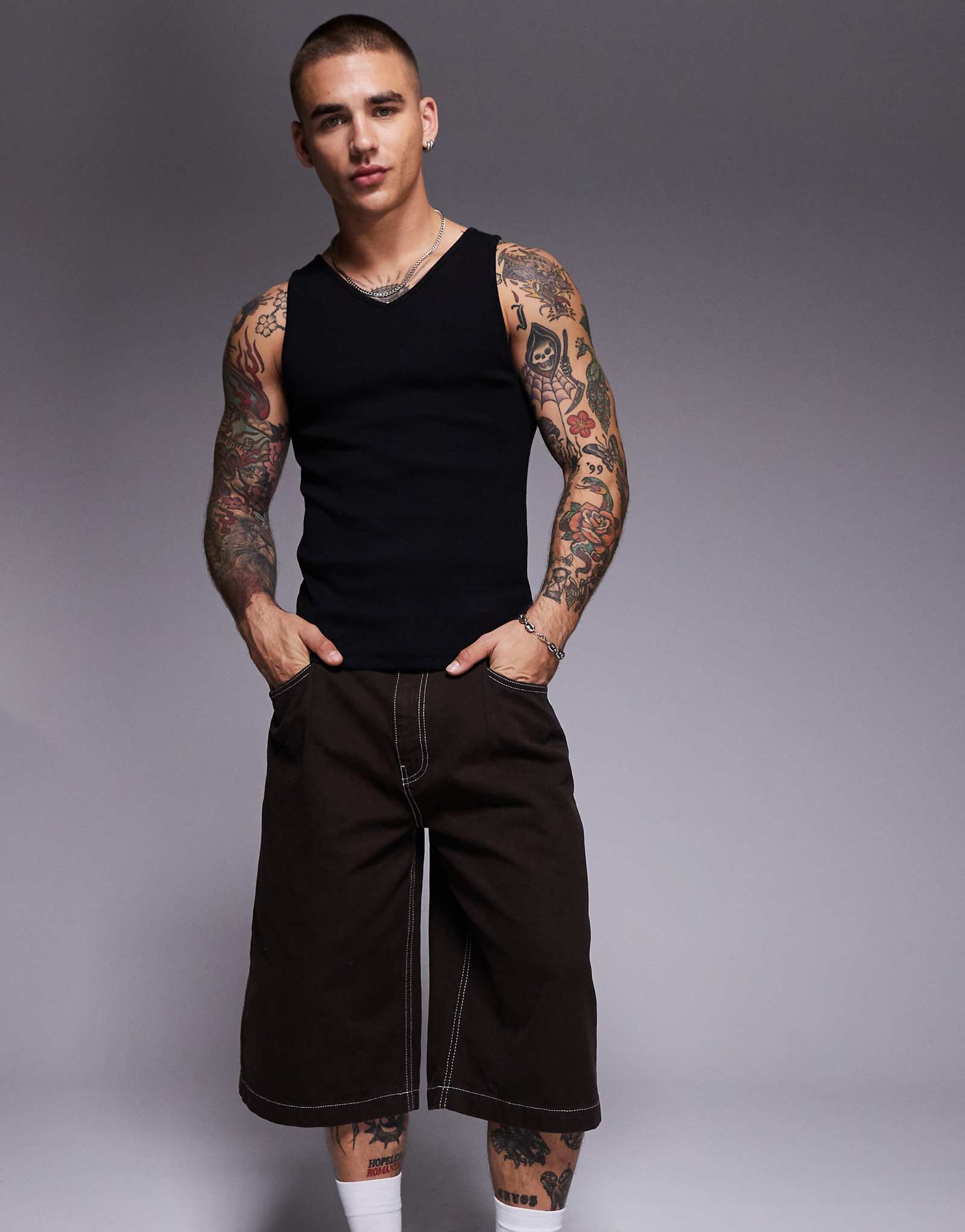 Черная майка ASOS DESIGN muscle fit с V-образным вырезом 3790₽