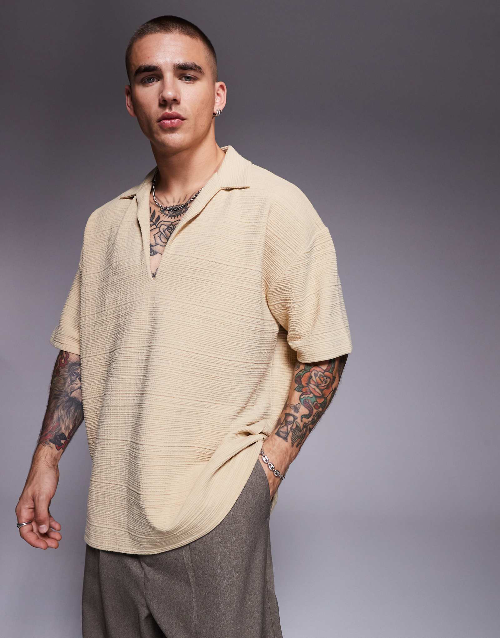 ДИЗАЙНЕРСКАЯ текстурированная футболка оверсайз от ASOS с воротником-стойкой из камня 6090₽