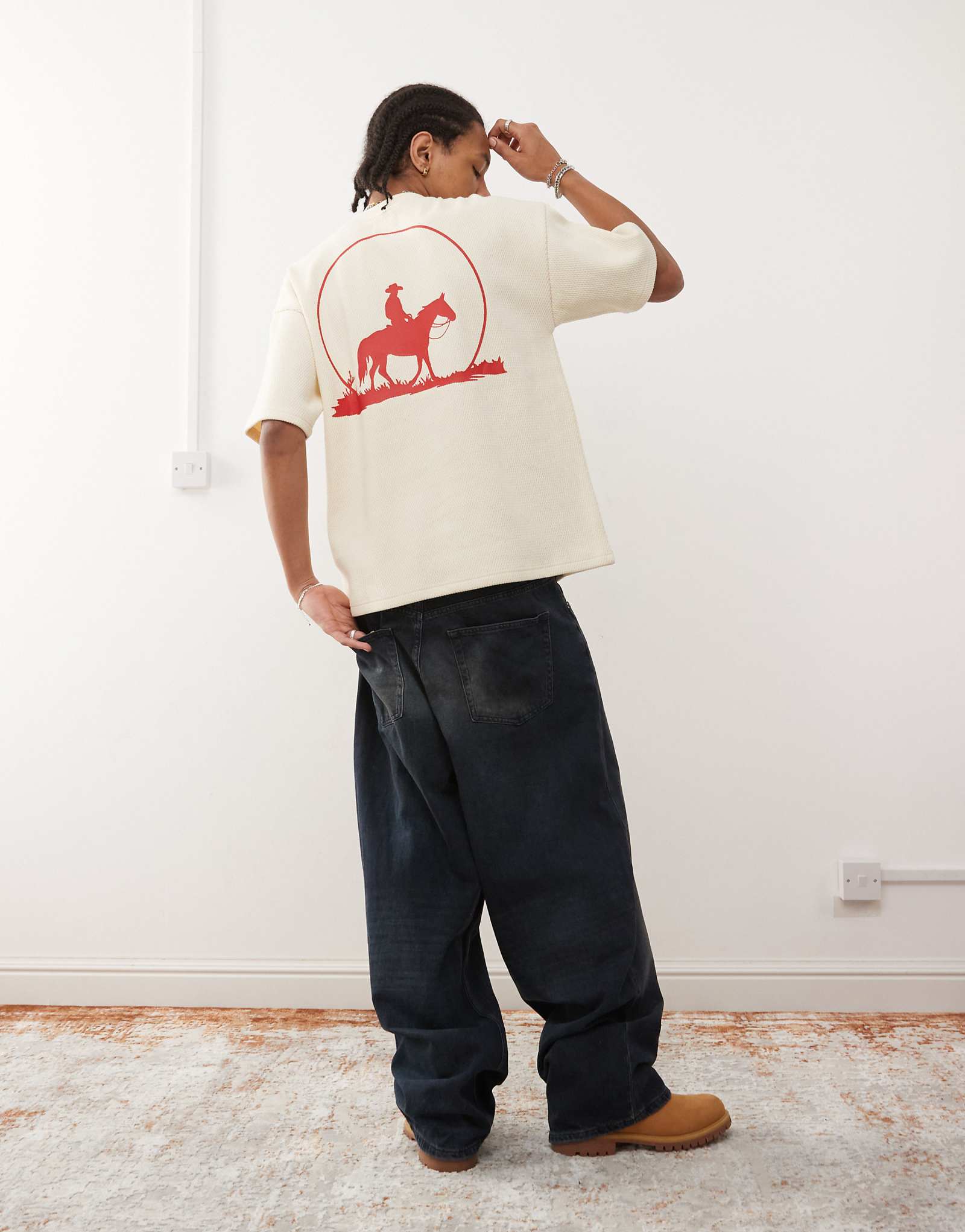 Футболка с ковбойским рисунком Pacsun темно-белого цвета