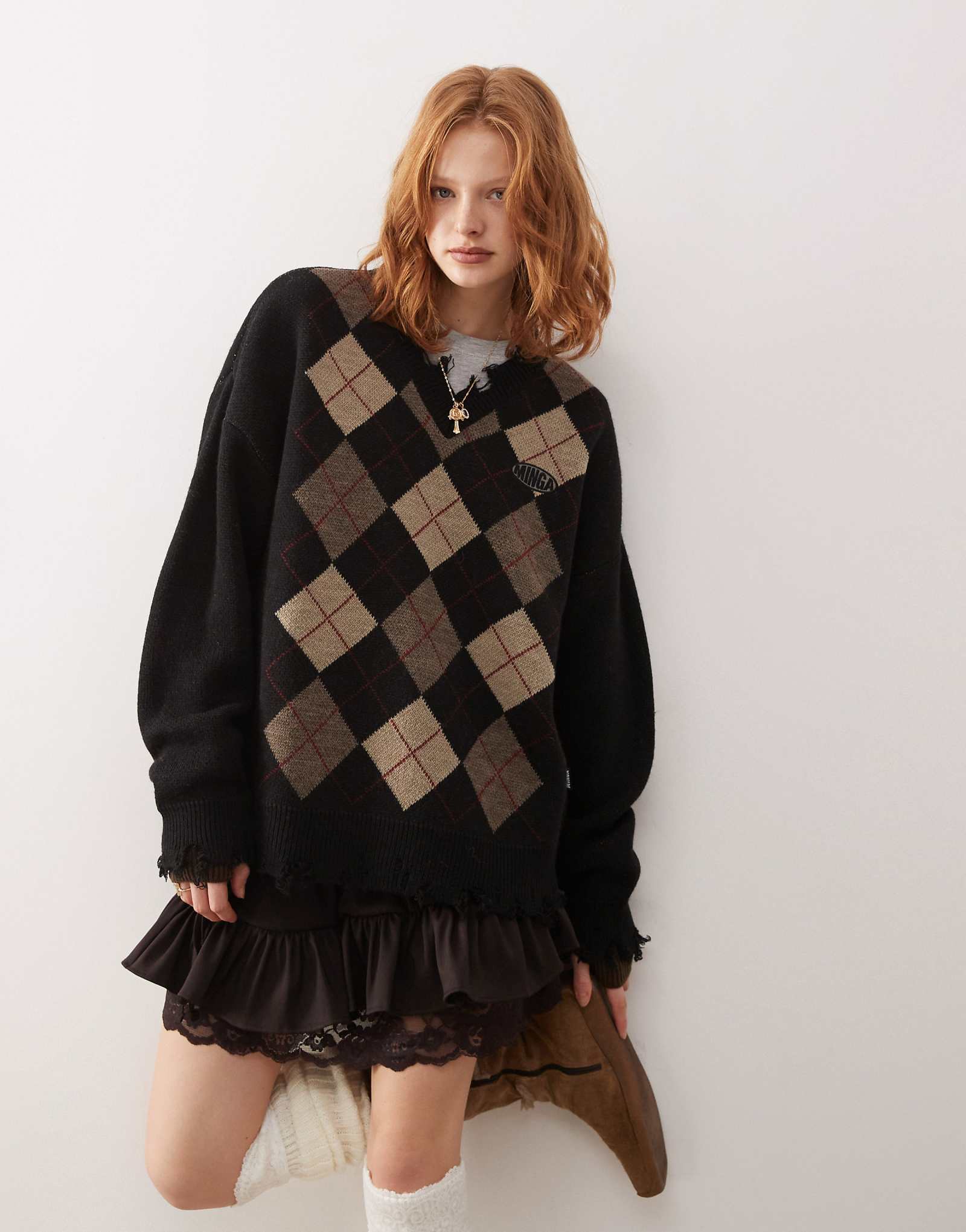 Свитер Minga London argyle с v-образным вырезом и потертыми краями черного и бежевого цветов