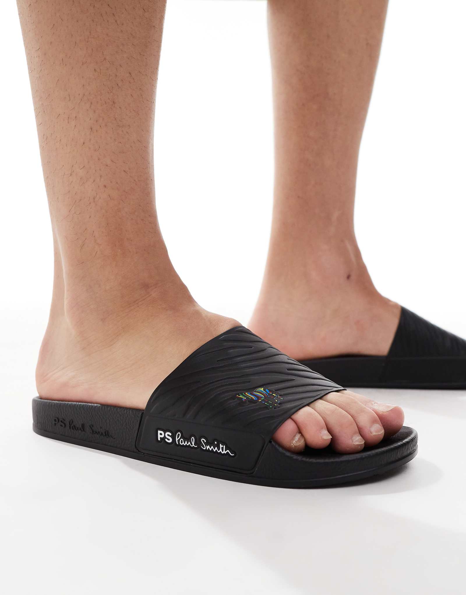 Слайды с логотипом Paul Smith выполнены в черном цвете 14290₽