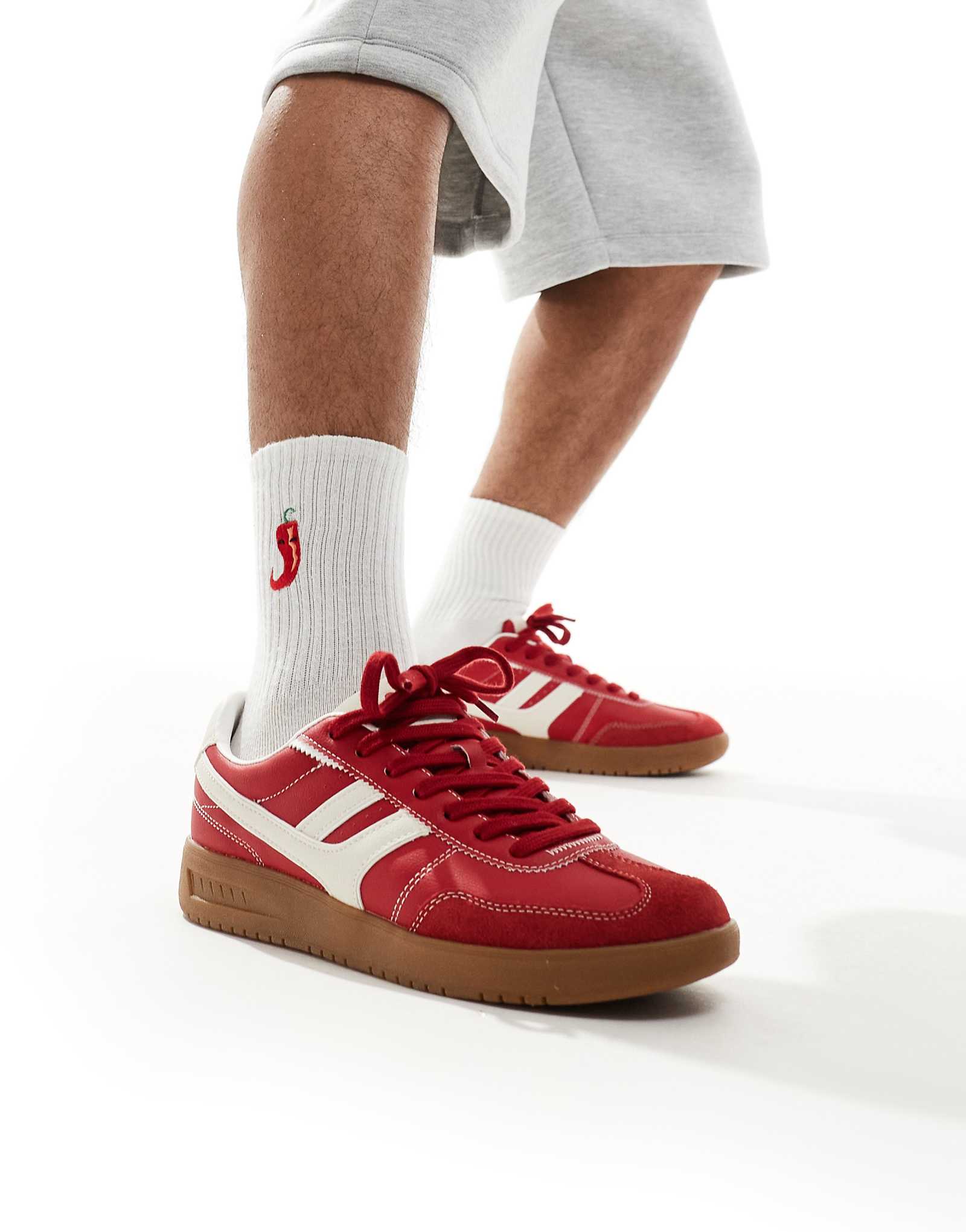 Кроссовки на резиновой подошве в стиле ретро Pull-Bear красного цвета 8290₽