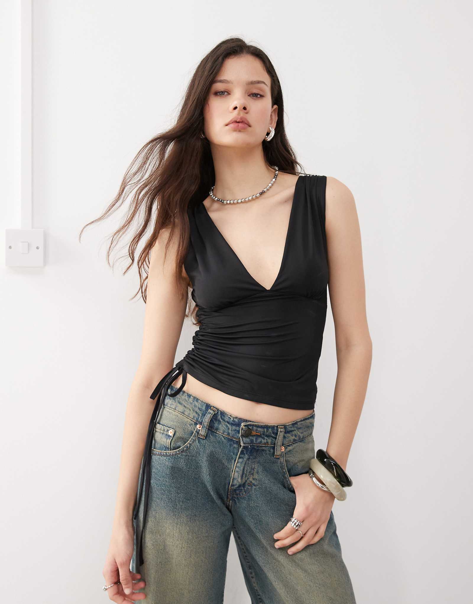 Асимметричный облегающий топ Motel lindka с глубоким вырезом черного цвета 7090₽