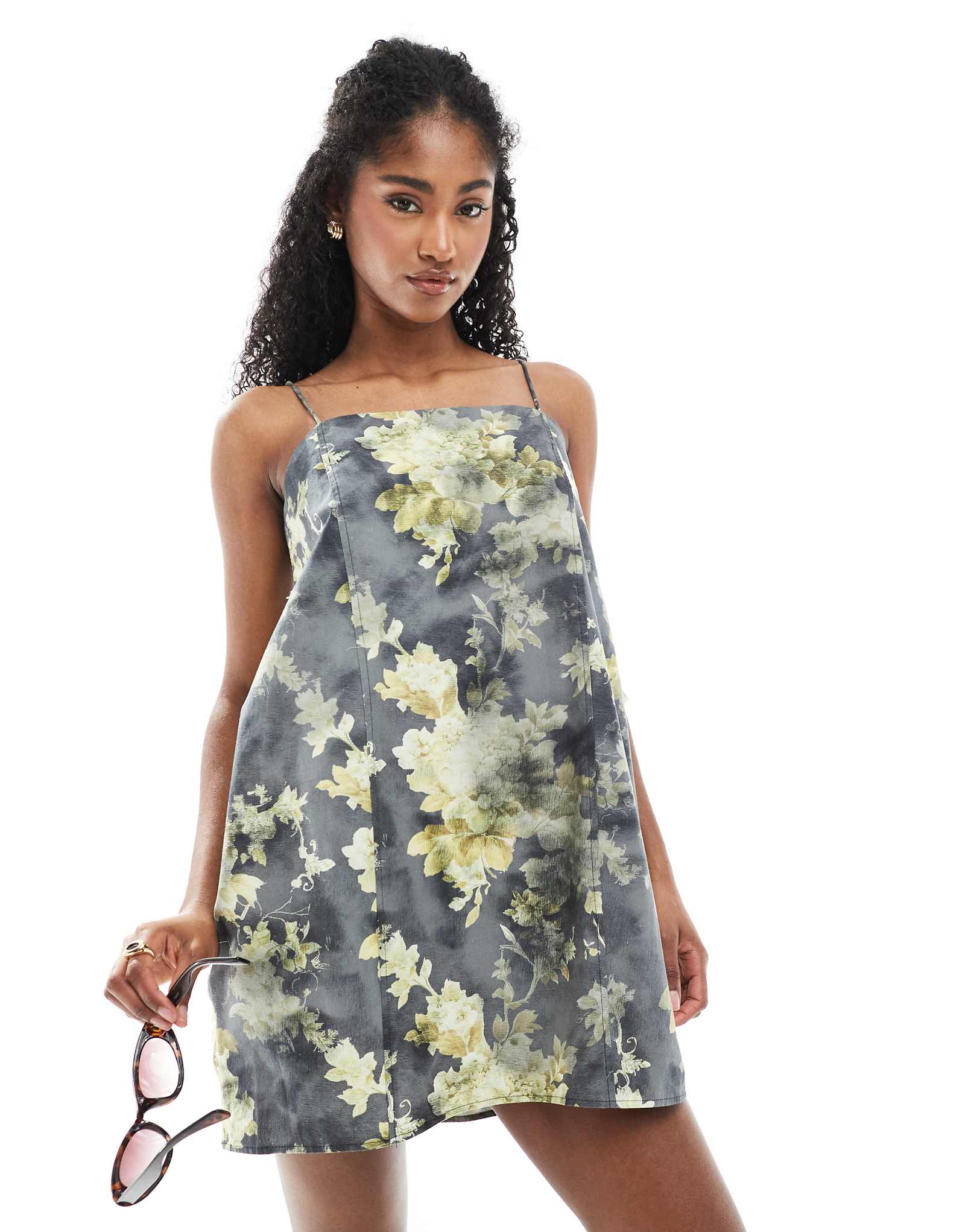 Мини-платье Monki из хлопчатобумажного поплина на завязках с желтым принтом 6390₽