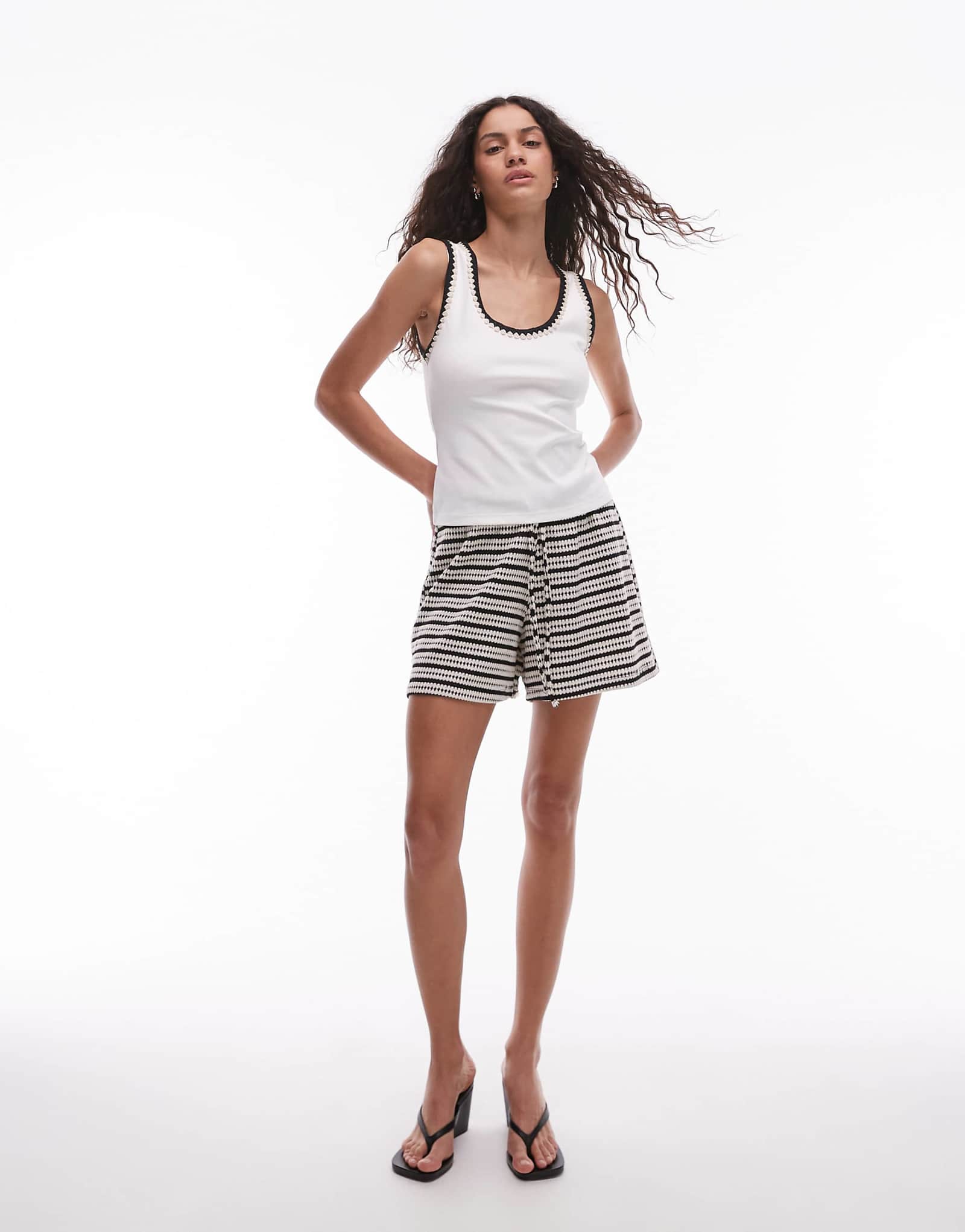 Шорты в черно-белую полоску с фактурой от Topshop 7690₽