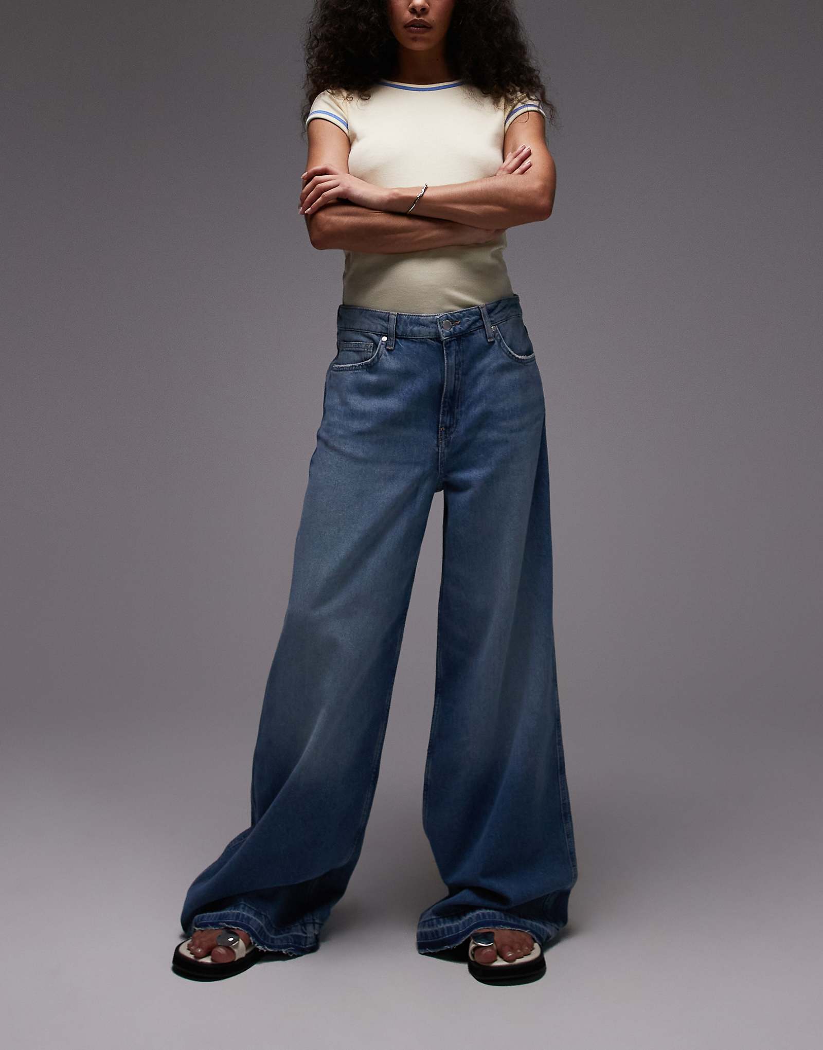 Синие джинсы Mango Aba с широкими штанинами и контрастным подолом 11890₽