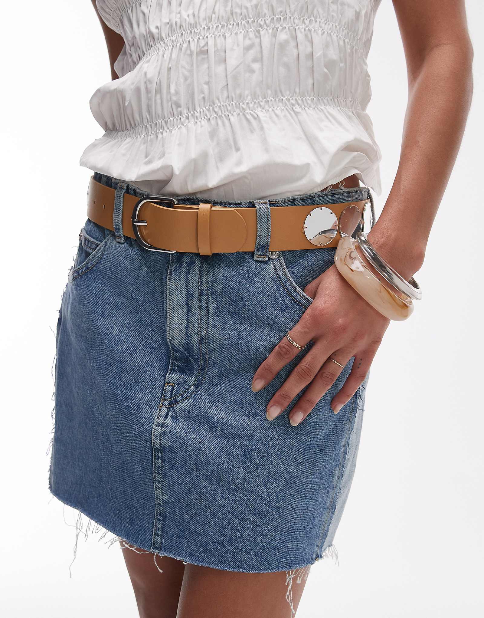 Пояс с зеркальной отделкой Mango светло-бежевого цвета 3090₽