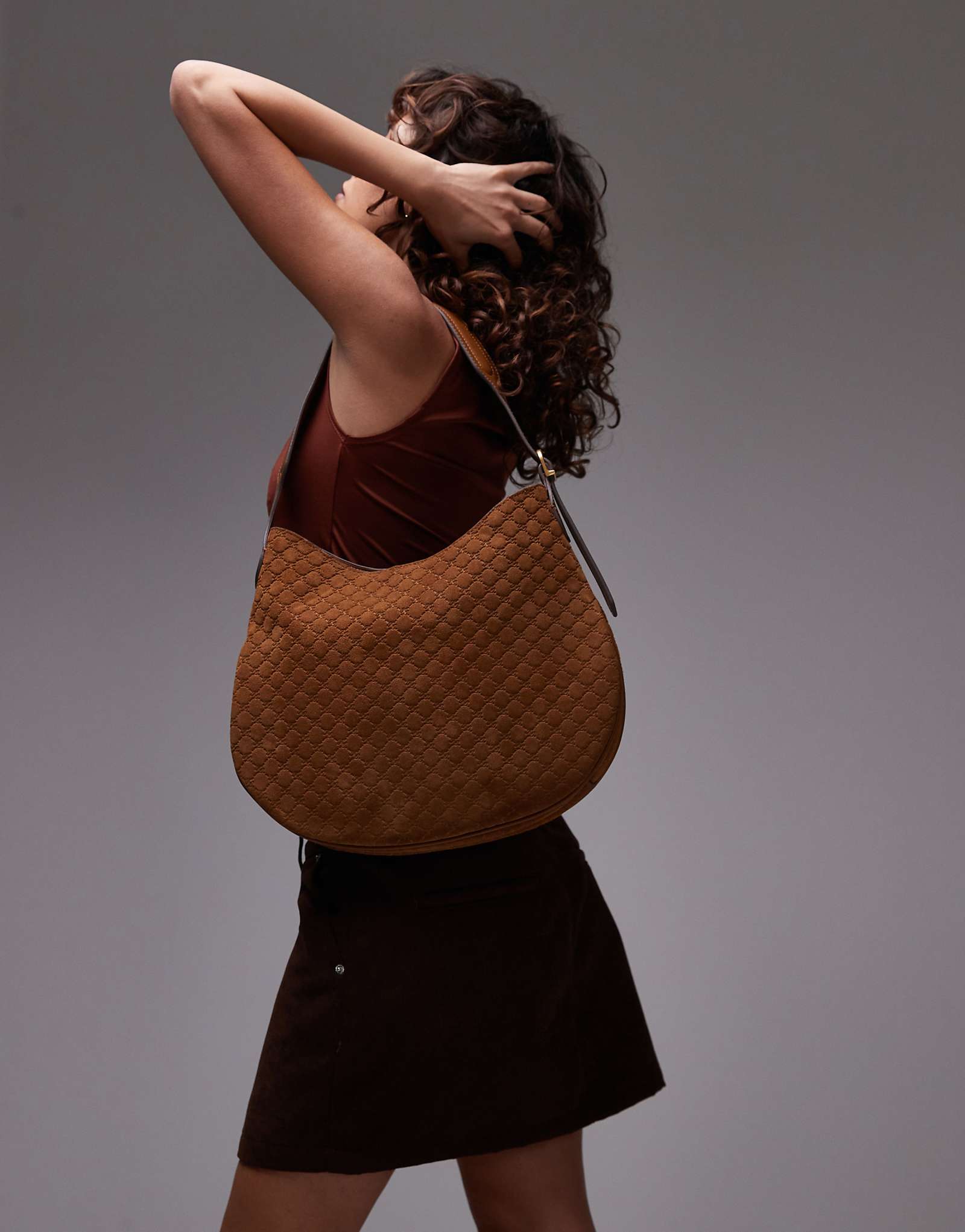 Кожаная сумка с монограммой Mango с тиснением коричневого цвета 27790₽