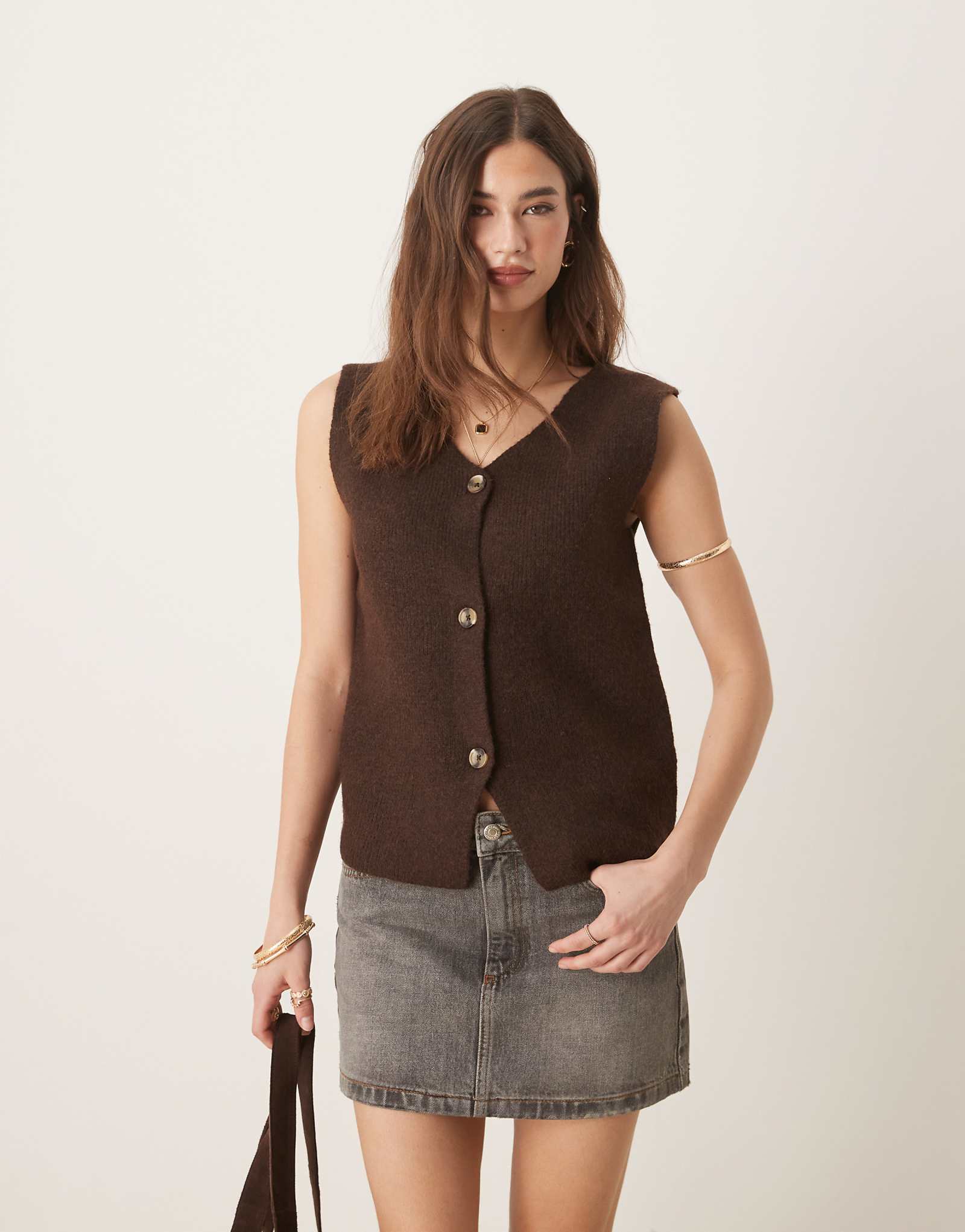 Поношенный вязаный жилет на пуговицах шоколадно-коричневого цвета