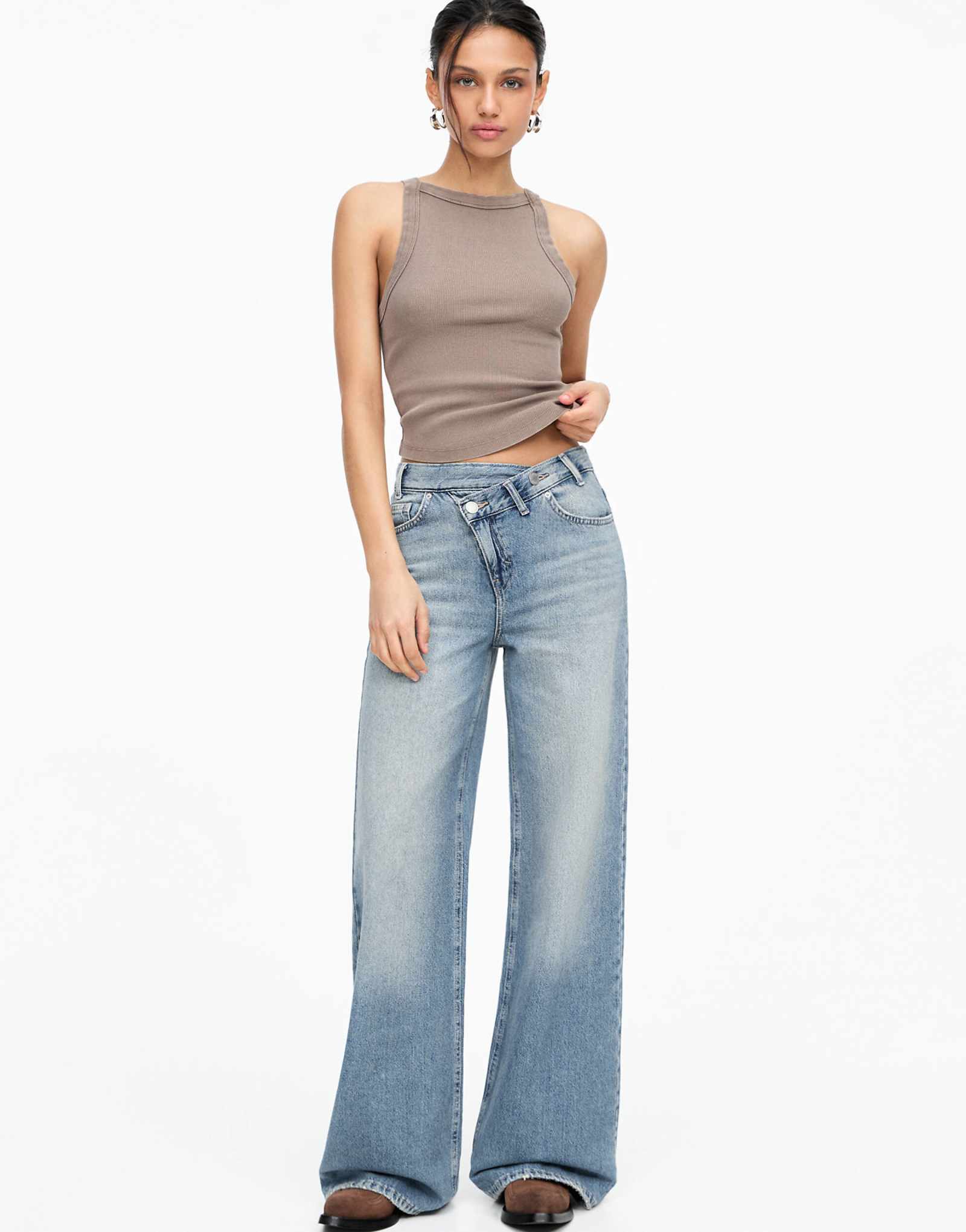 Джинсы со средней посадкой и широкими штанинами Pull-Bear синего цвета с перекрещивающейся талией 9590₽