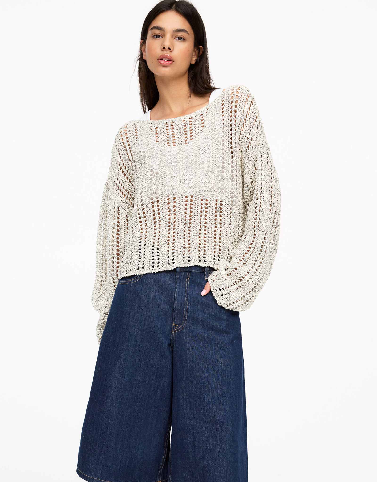 Вязаный укороченный свитер Pull-Bear с открытыми плечами цвета экрю 9090₽