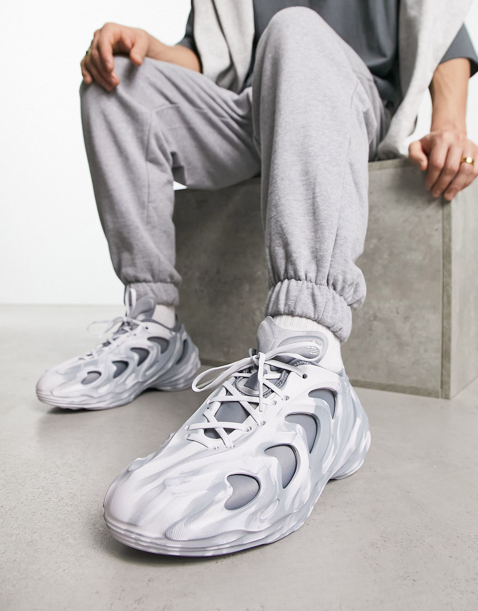 Серые мраморные кроссовки adidas Originals FOM Quake 13090₽