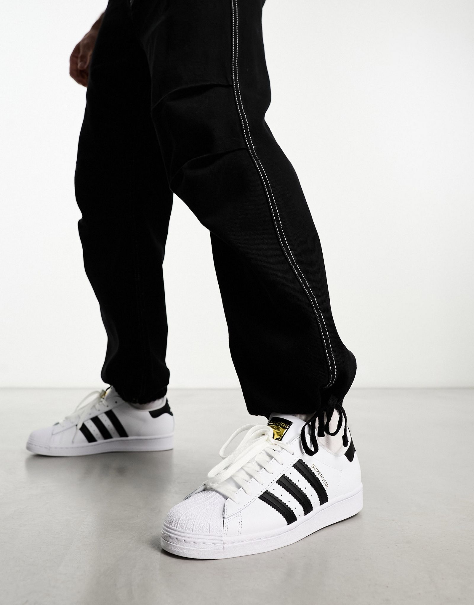Бело-черные кроссовки adidas Originals Superstar 19490₽