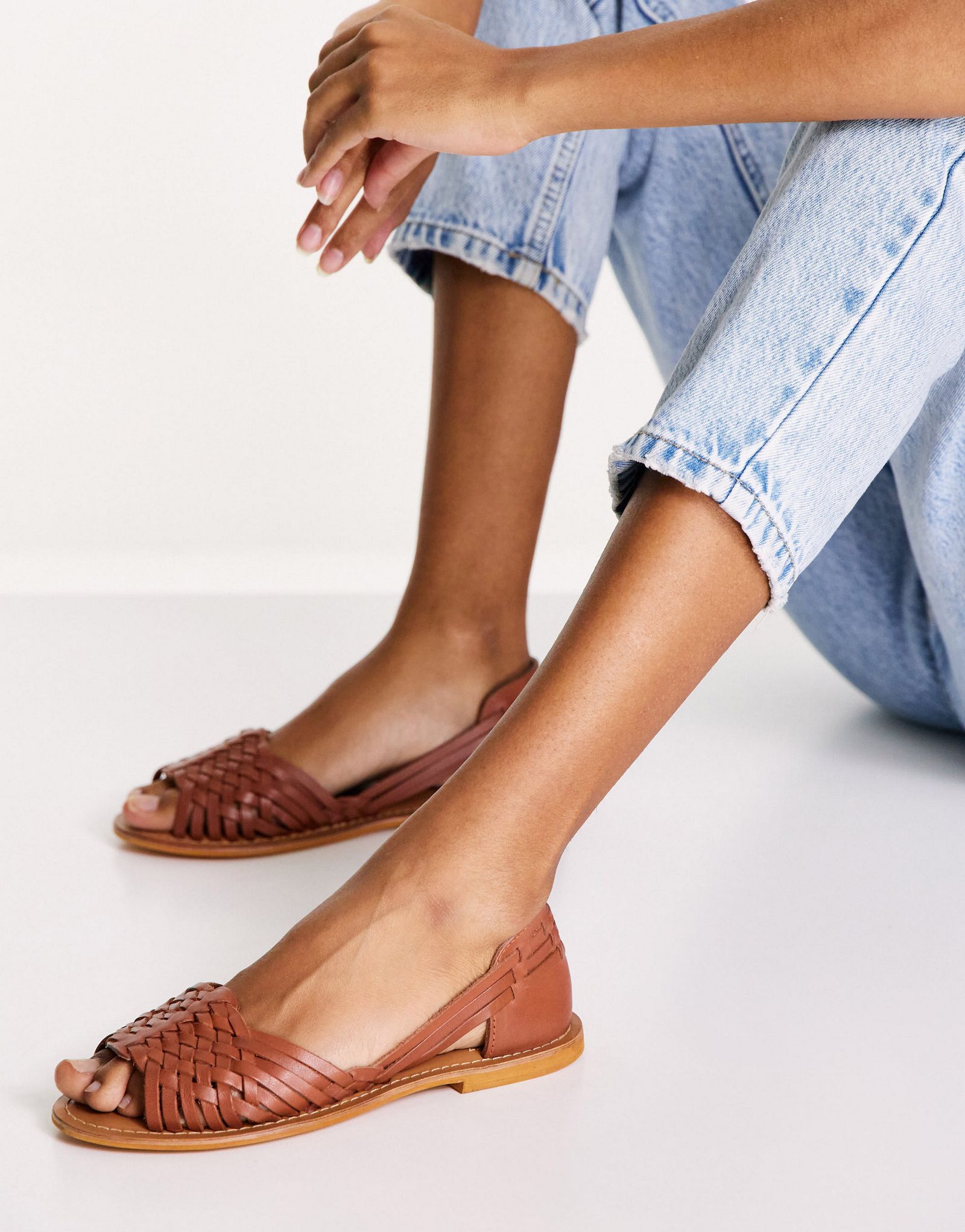 Светло-коричневые кожаные плетеные сандалии на плоской подошве ASOS DESIGN Francisco 6390₽