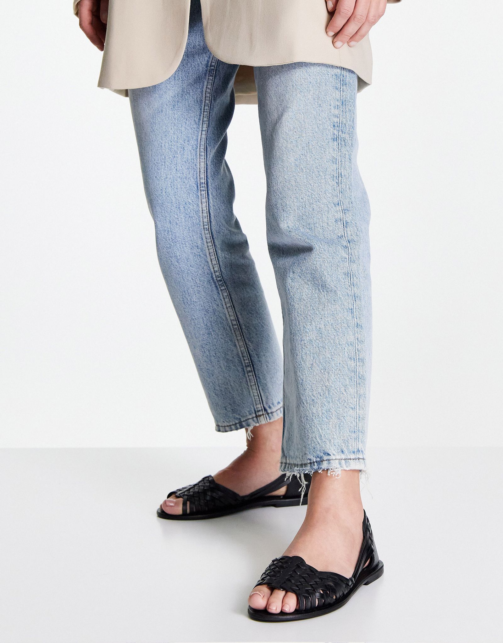 Черные плетеные кожаные сандалии на плоской подошве ASOS DESIGN Francisco 1890₽