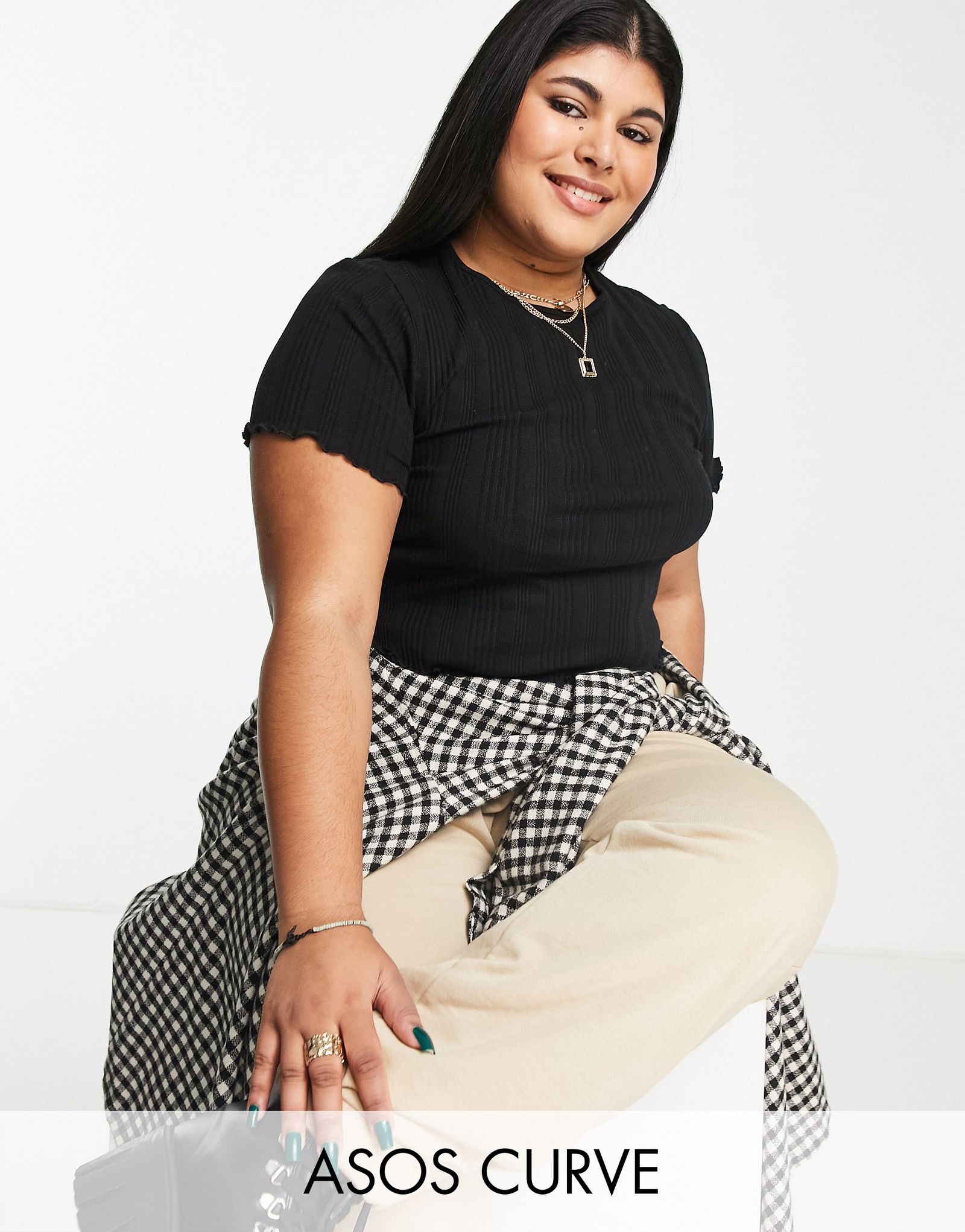 Черная приталенная футболка с салатовой каймой в рубчик ASOS DESIGN Curve 2190₽