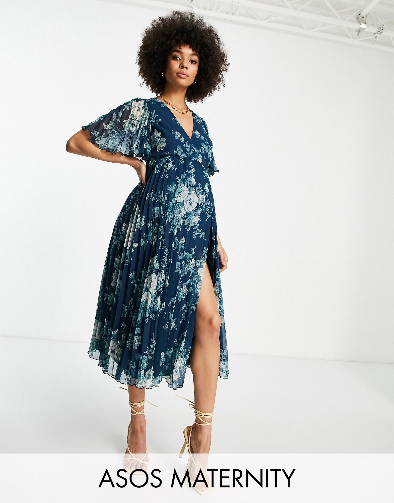 Эксклюзивное плиссированное платье миди ASOS DESIGN Maternity с цветочным принтом и рукавами-кимоно завязывающимися на талии 5390₽