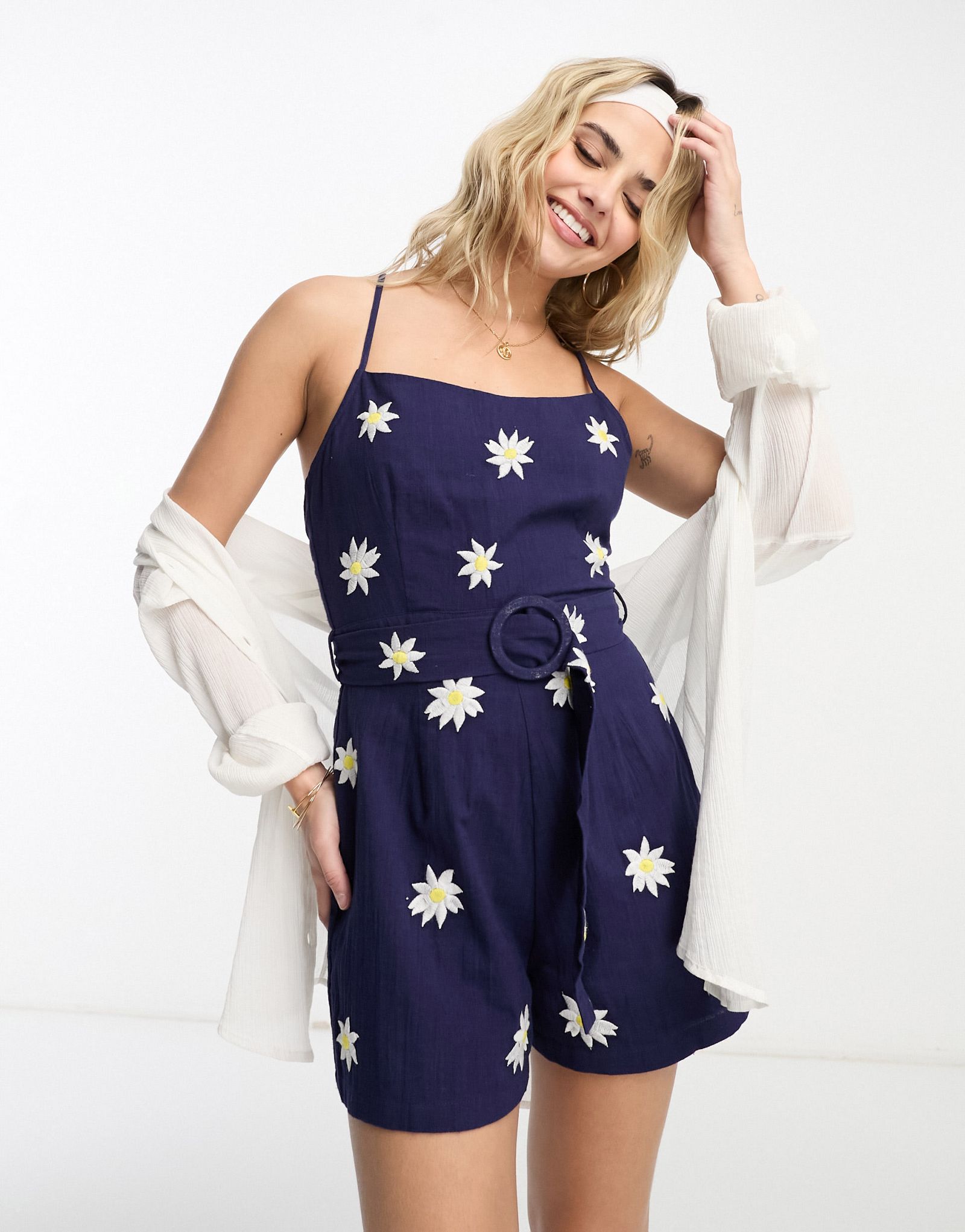 Темно-синий комбинезон с квадратным вырезом поясом и вышивкой ромашками ASOS DESIGN 4790₽