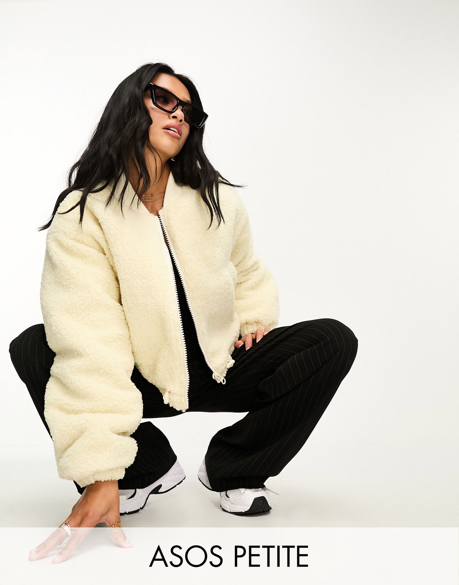 Укороченный флисовый бомбер цвета экрю ASOS DESIGN Petite 5690₽