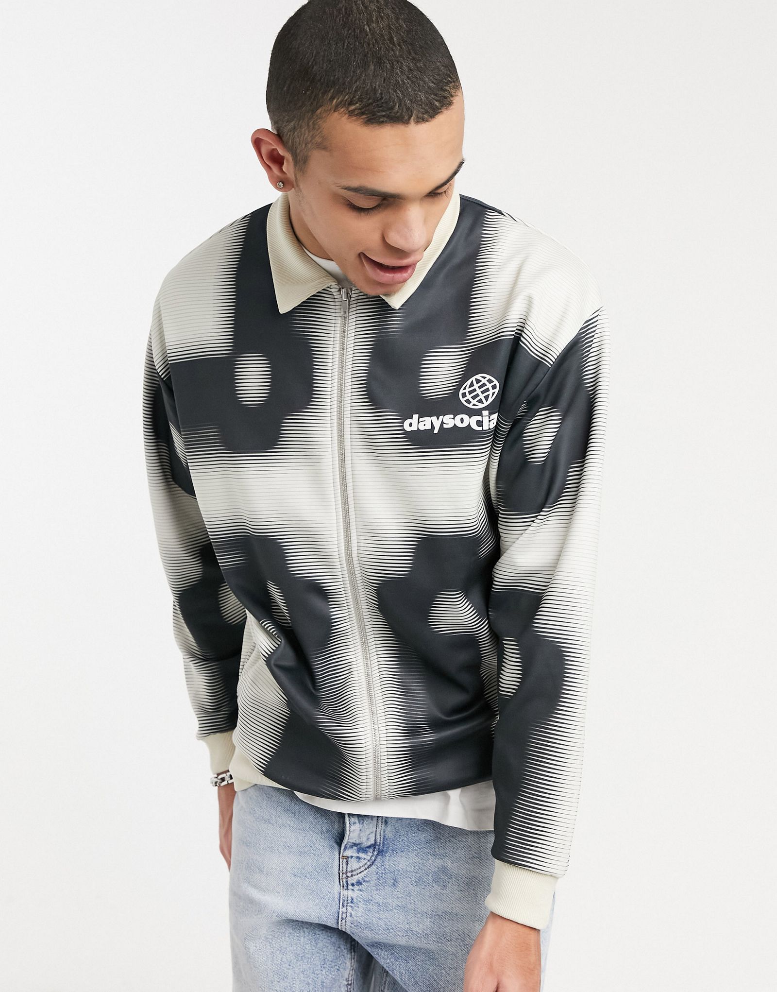 Бежевый свободный свитшот на молнии с крупным клетчатым принтом ASOS Daysocial 5390₽