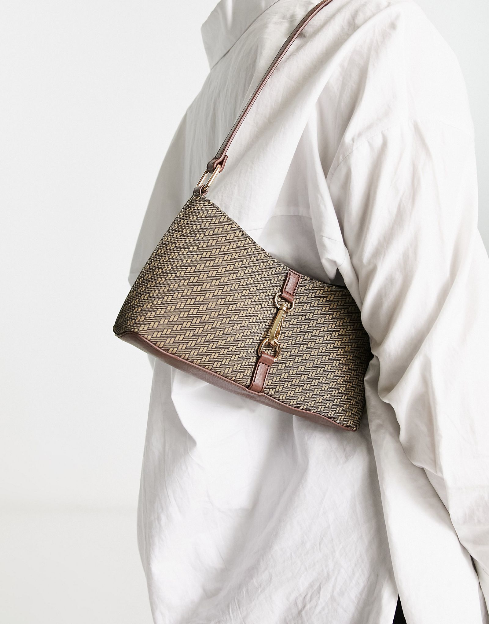 Коричневая сумка через плечо в стиле 90-х годов с монограммным принтом и зажимом ASOS DESIGN 5190₽