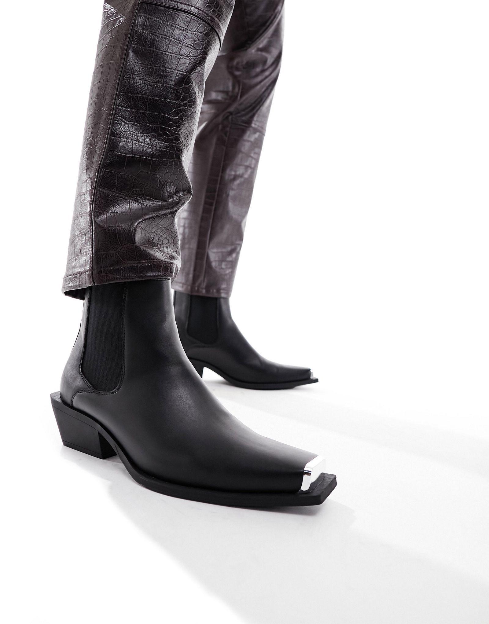 Черные ботинки челси в стиле вестерн на наборном каблуке ASOS DESIGN с металлической фурнитурой 14290₽