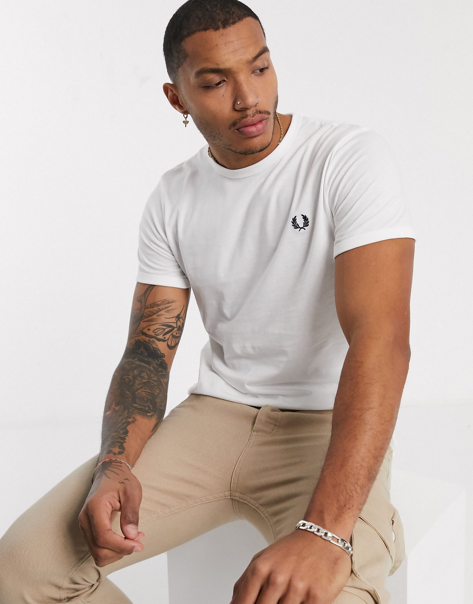 Белая футболка с надписью Fred Perry 8490₽