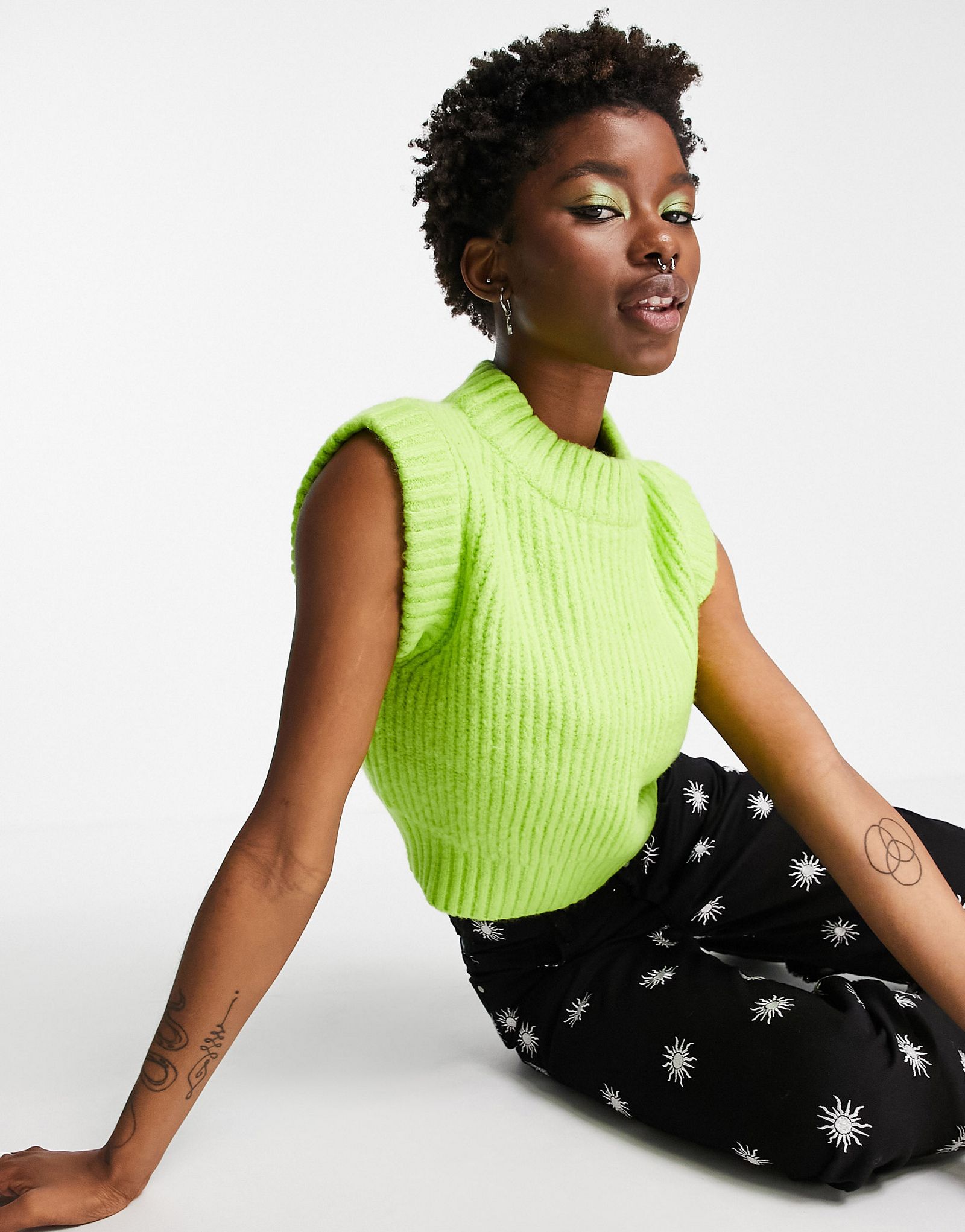 Лаймовая трикотажная майка без рукавов в рубчик COLLUSION 4290₽