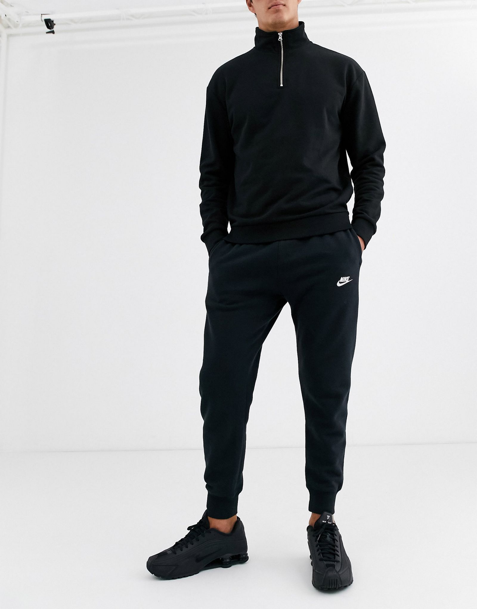 Черные спортивные брюки с манжетами Nike Club Fleece ЧЕРНЫЙ 9590₽
